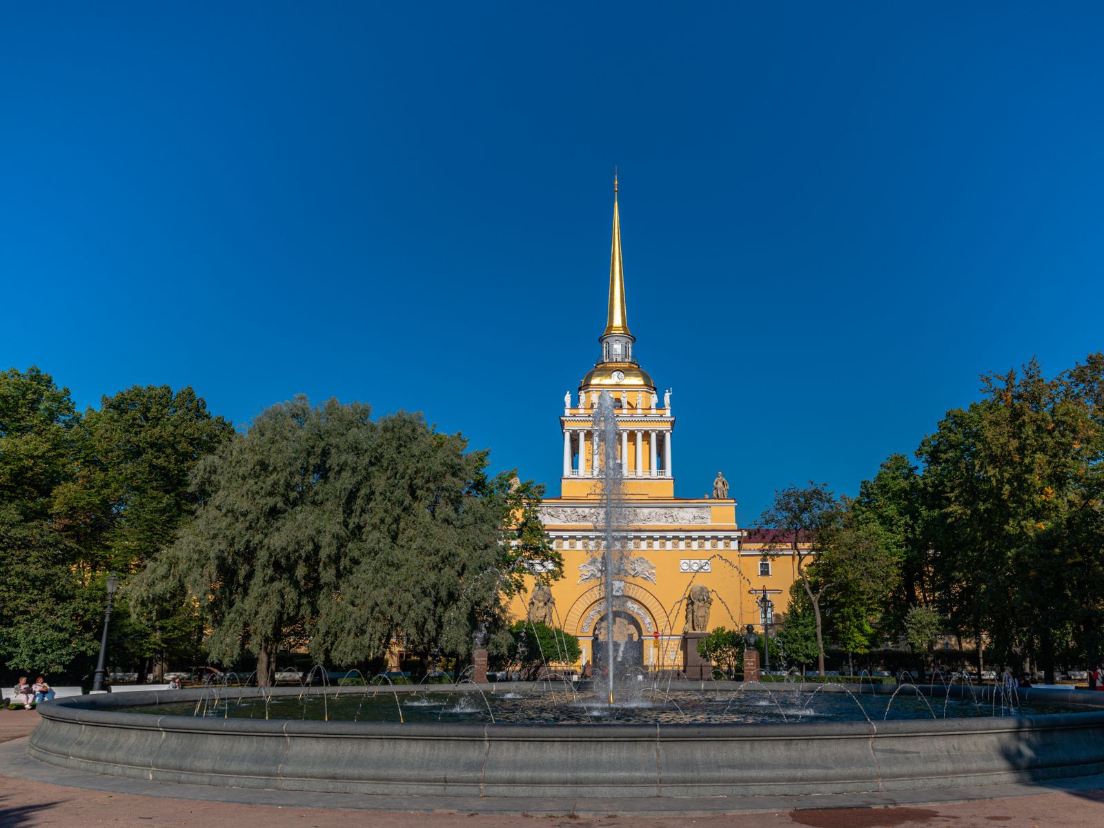 Адмиралтейство - здесь Петр I строил корабли