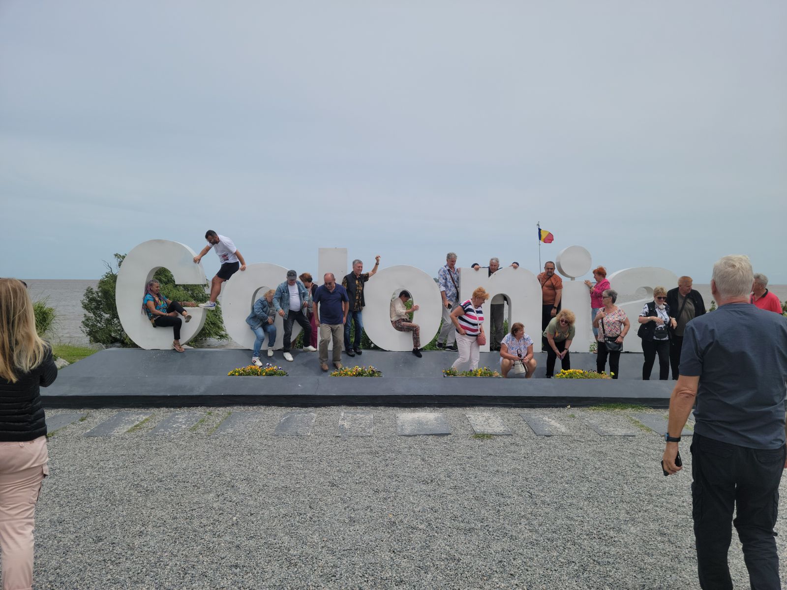 Популярная фотозона с видом на набережную и современный символ города 