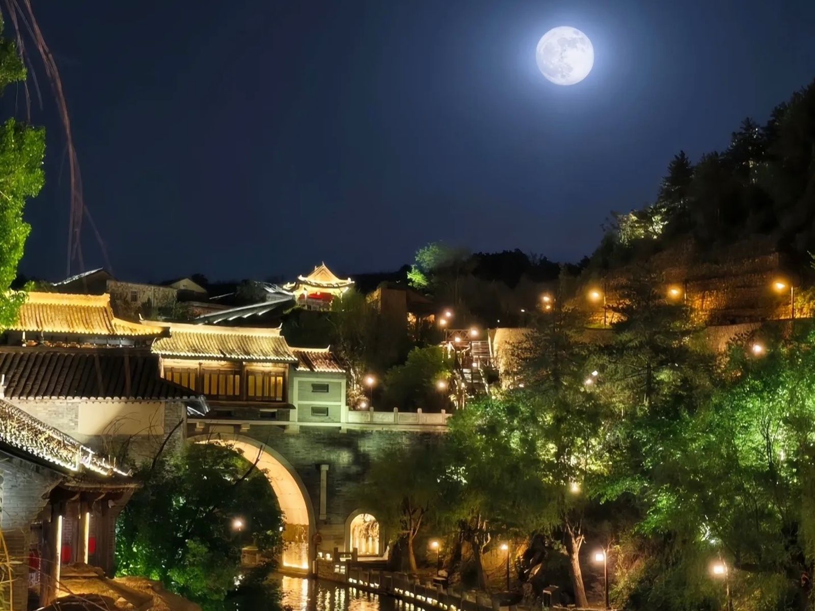 Город Губэй у подножия стены ночью