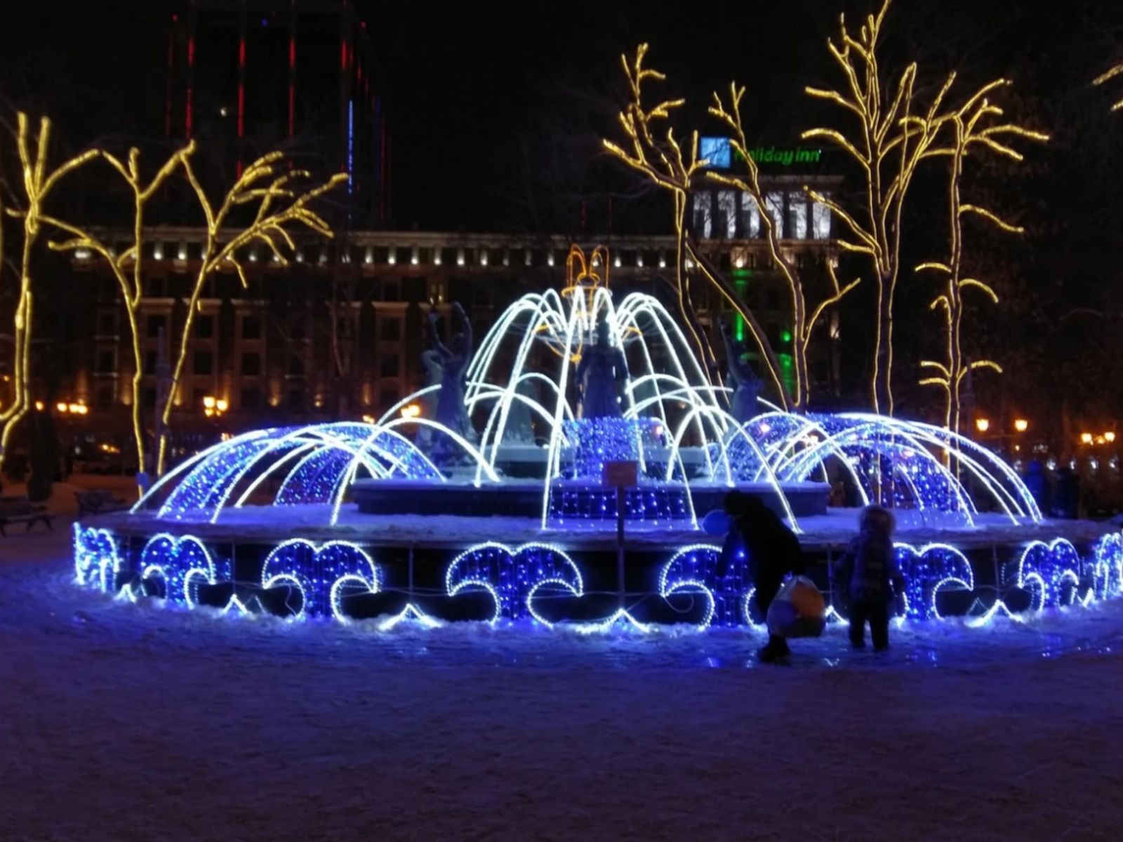 Театральный сквер. Фонтан "Семь девушек"