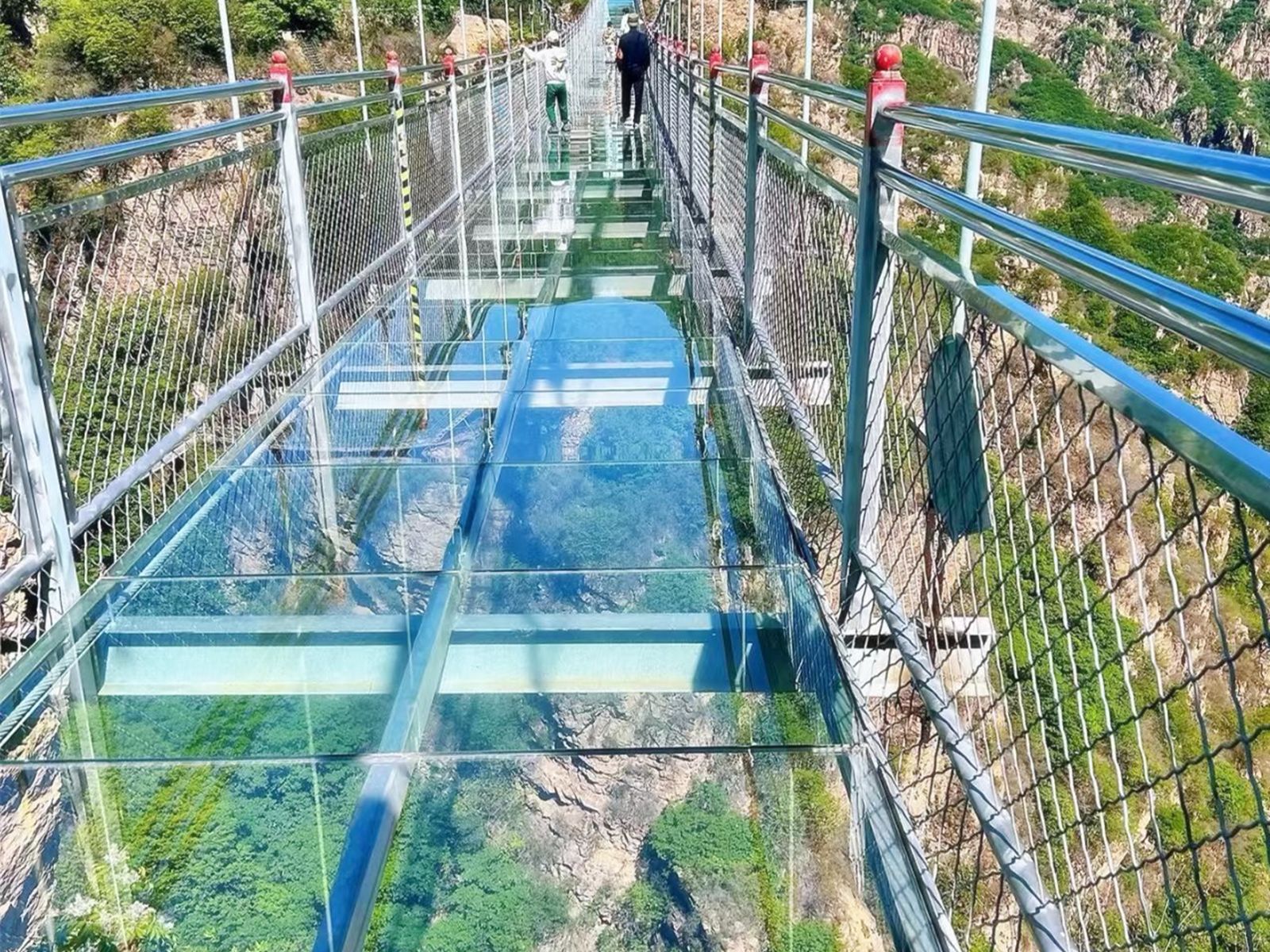 На стеклянном мосту