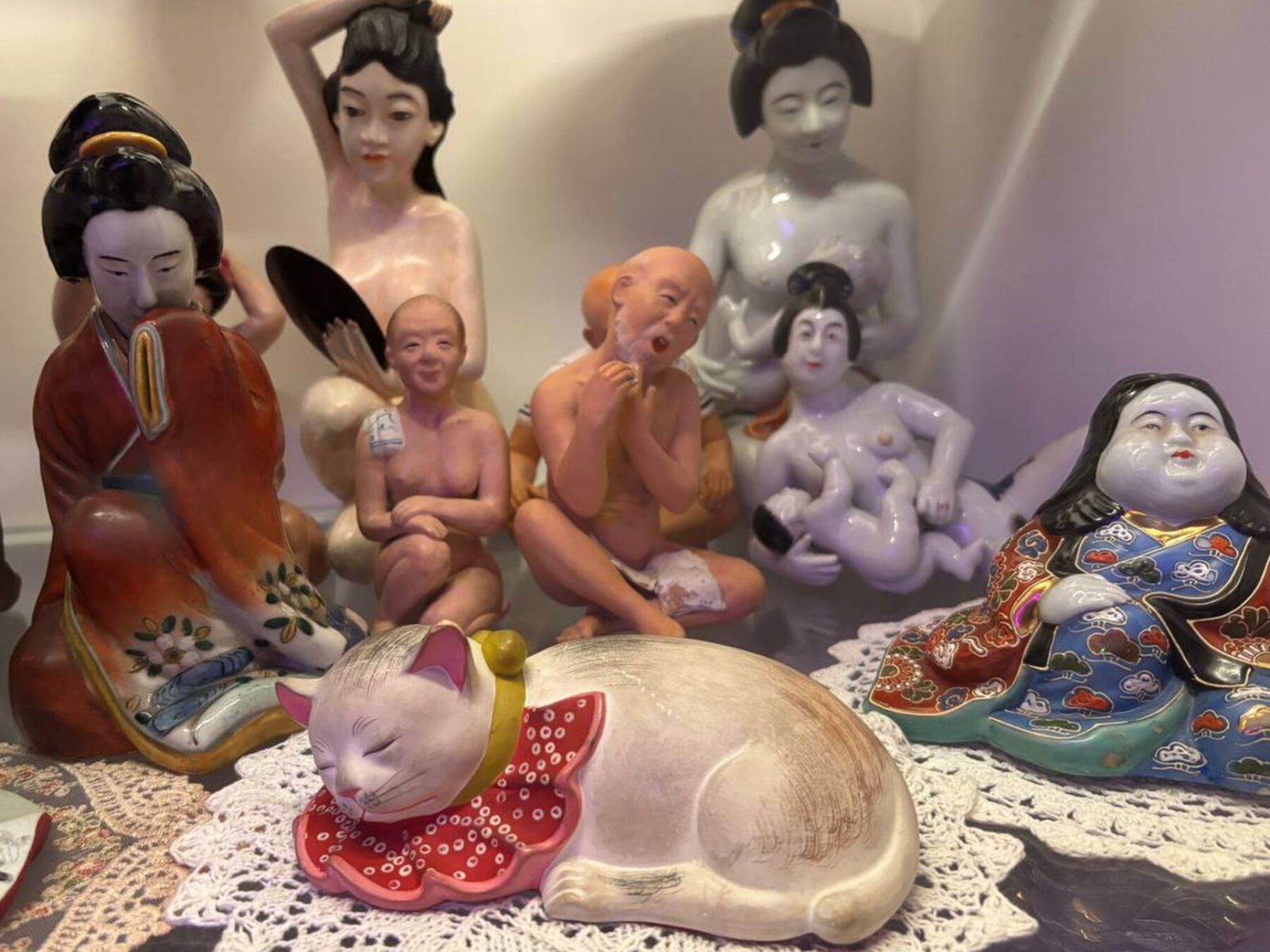 Керамические фигурки периода Сёва Гэнроку» (1688-1704) эпохи Эдо, Музей искусств Дайдо («Museum of Roadside Art»)