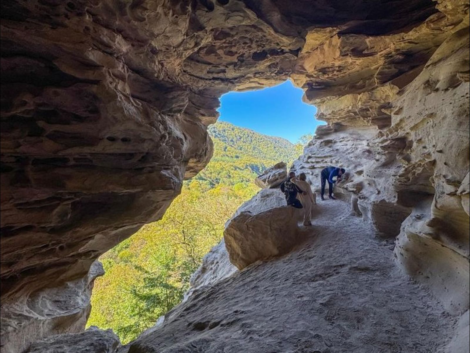 Вид из пещеры на нижнюю часть перевала Гум-Баши 