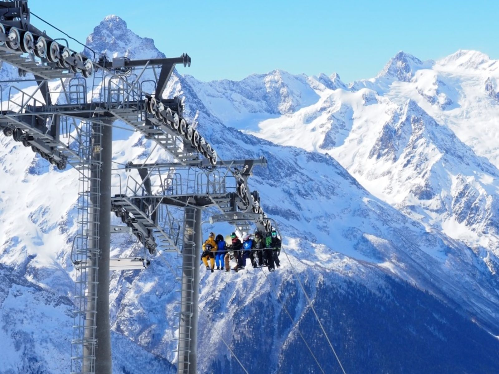 Канатная дорога на одном из склонов посёлка 