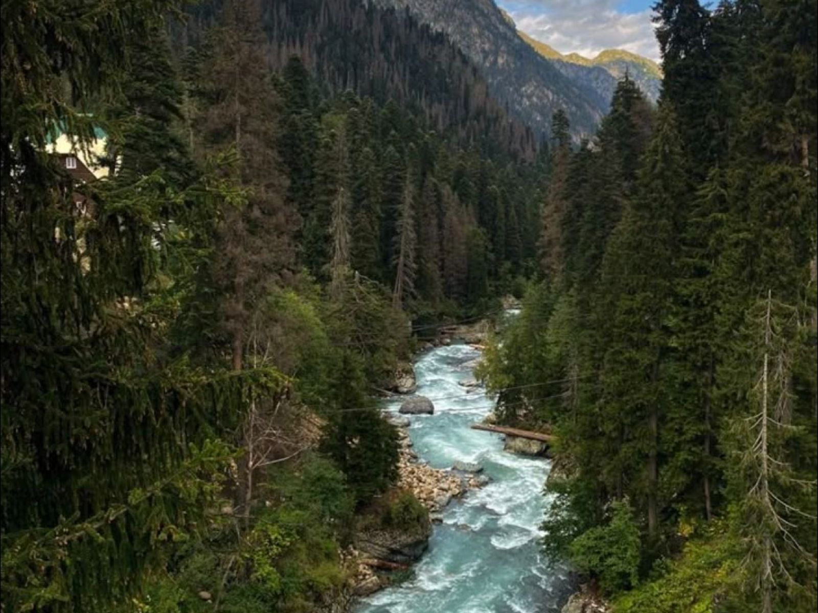 Домбай полон ледяных горных рек 