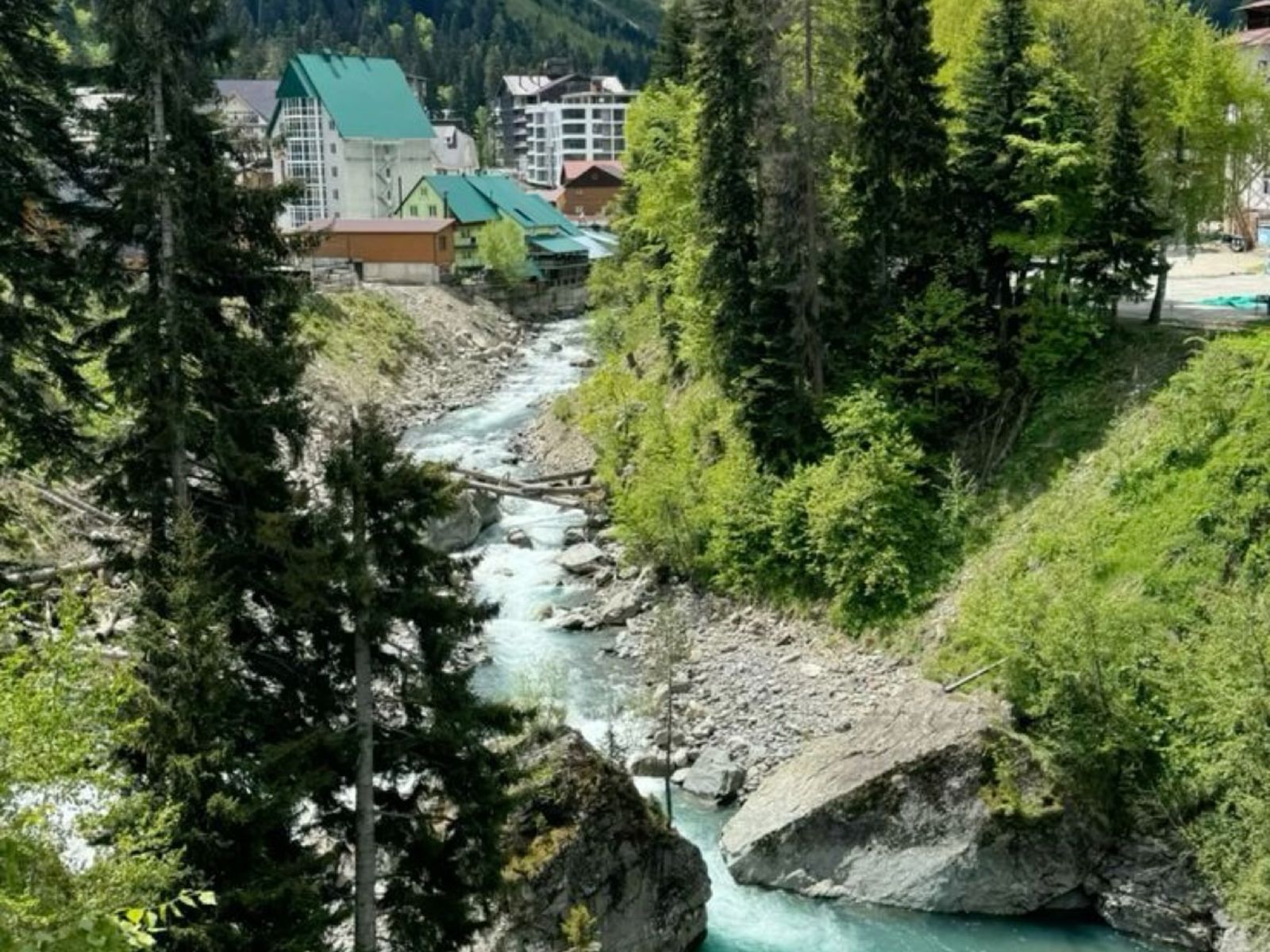 Вид на Домбай с моста над рекой Аманауз