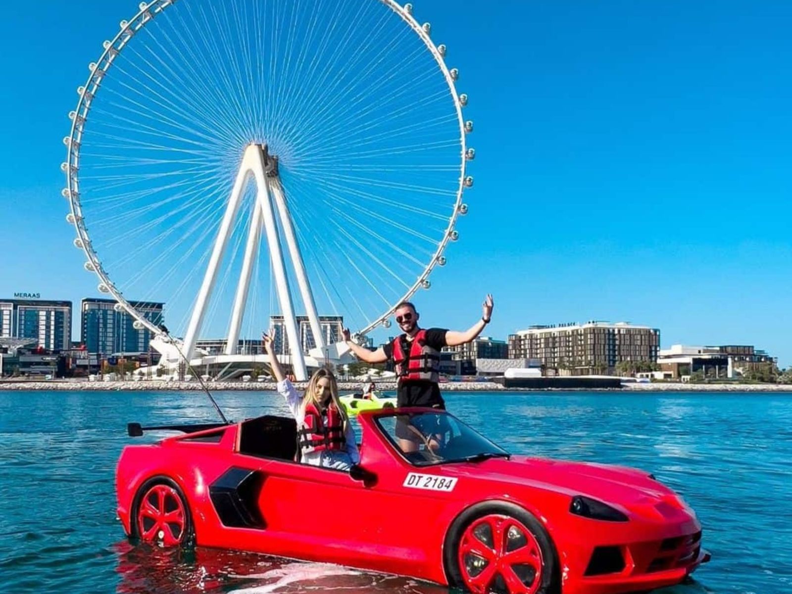 На фоне колеса обозрения