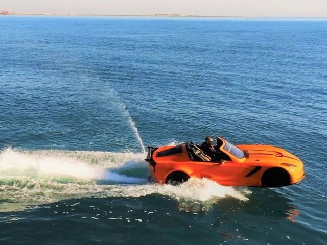 Аренда реактивного автомобиля на воде: jet car в Дубае