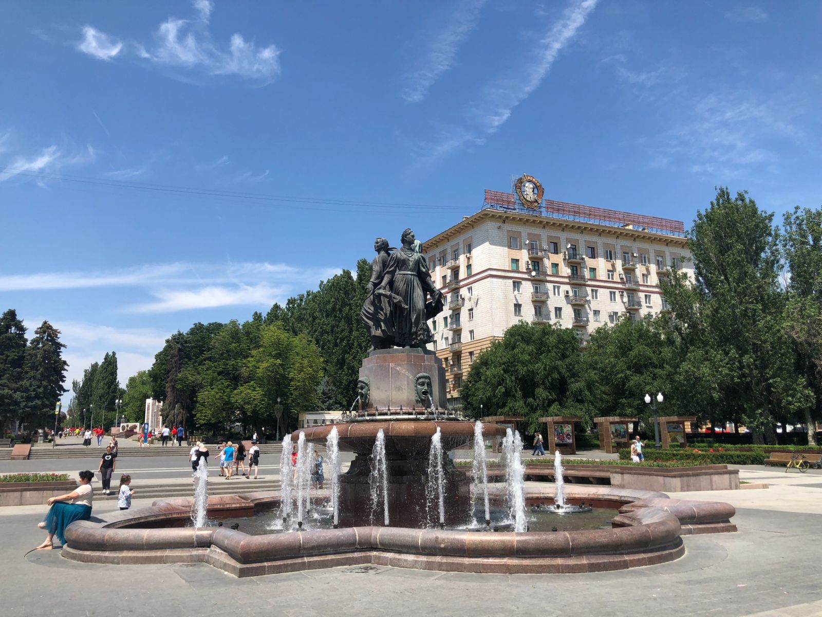 Центральная набережная. Фонтан "Искусство" 