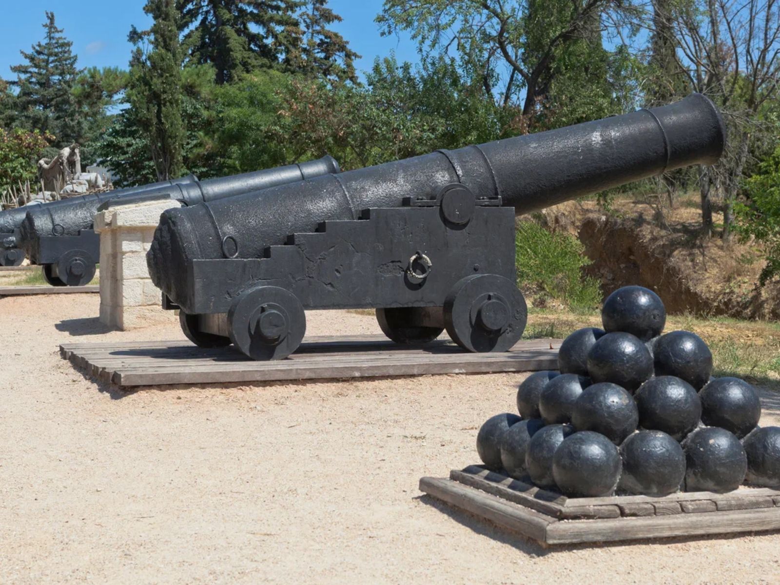 Пушки и ядра