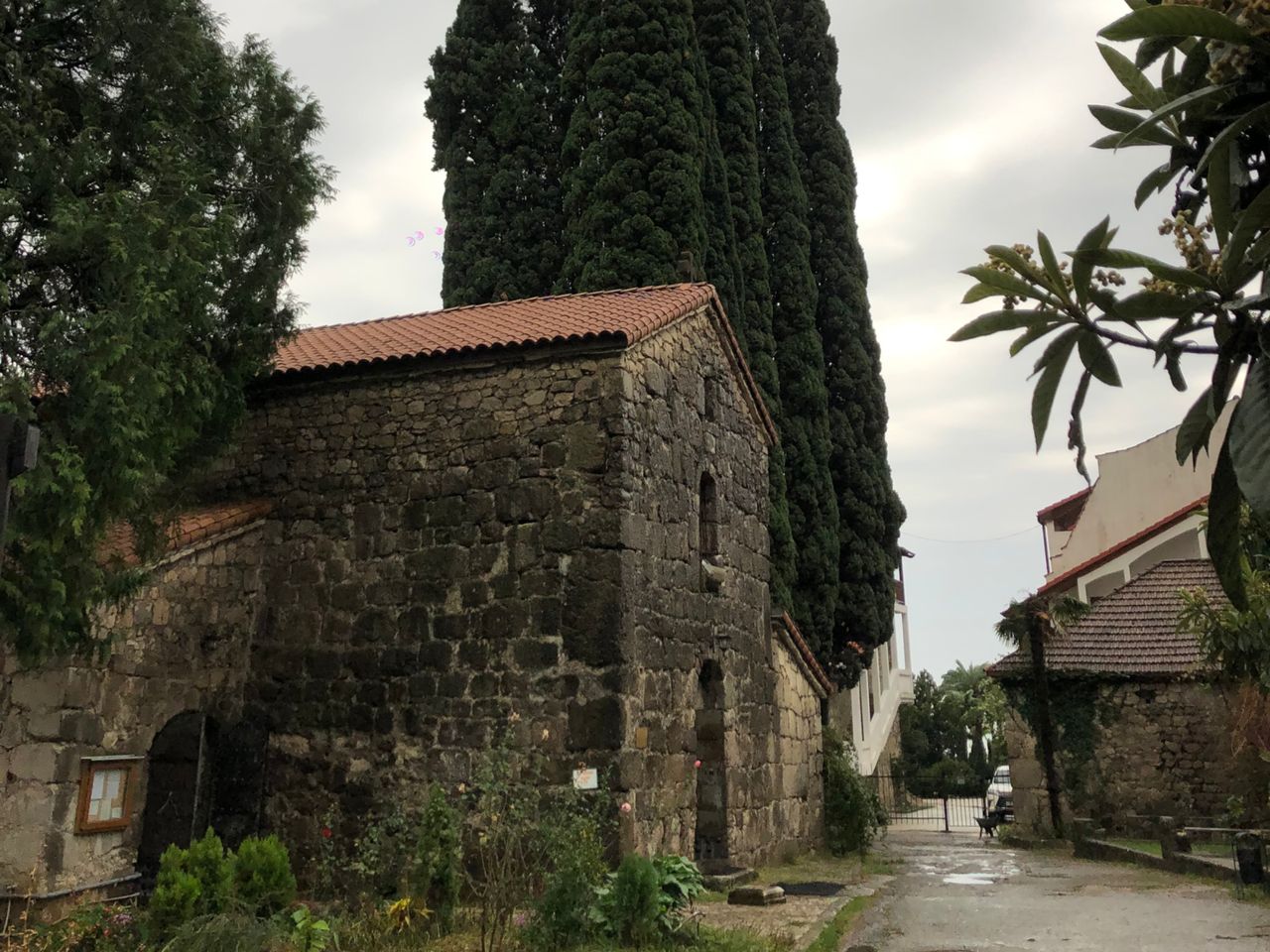 Тематическая экскурсия из Сочи по православным святыням Абхазии - индивидуальная экскурсия в Сочи на машине гида длительностью 10 часов с количеством участников до 4 человек со скидкой 5% цена экскурсии 18050₽