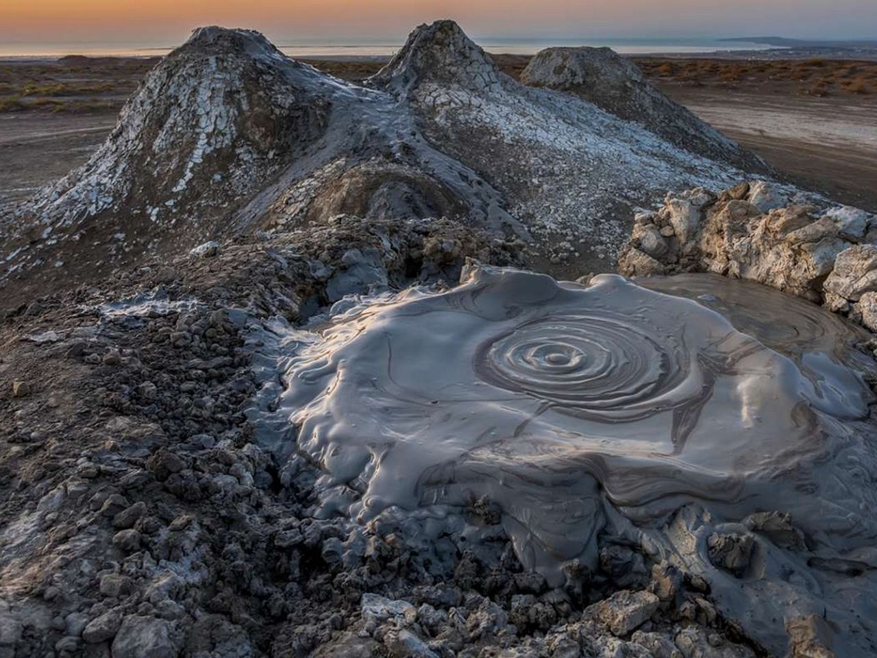 Групповая обзорная экскурсия из Баку в Гобустан и Апшерон - групповая экскурсия в Баку на автобусе длительностью 9 часов с количеством участников до 18 человек цена экскурсии 35€
