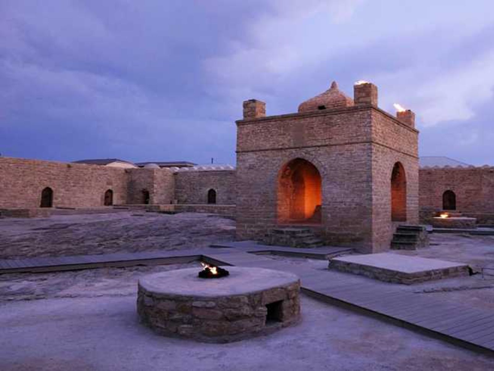 Древний храм огнепоклонников Атешгях