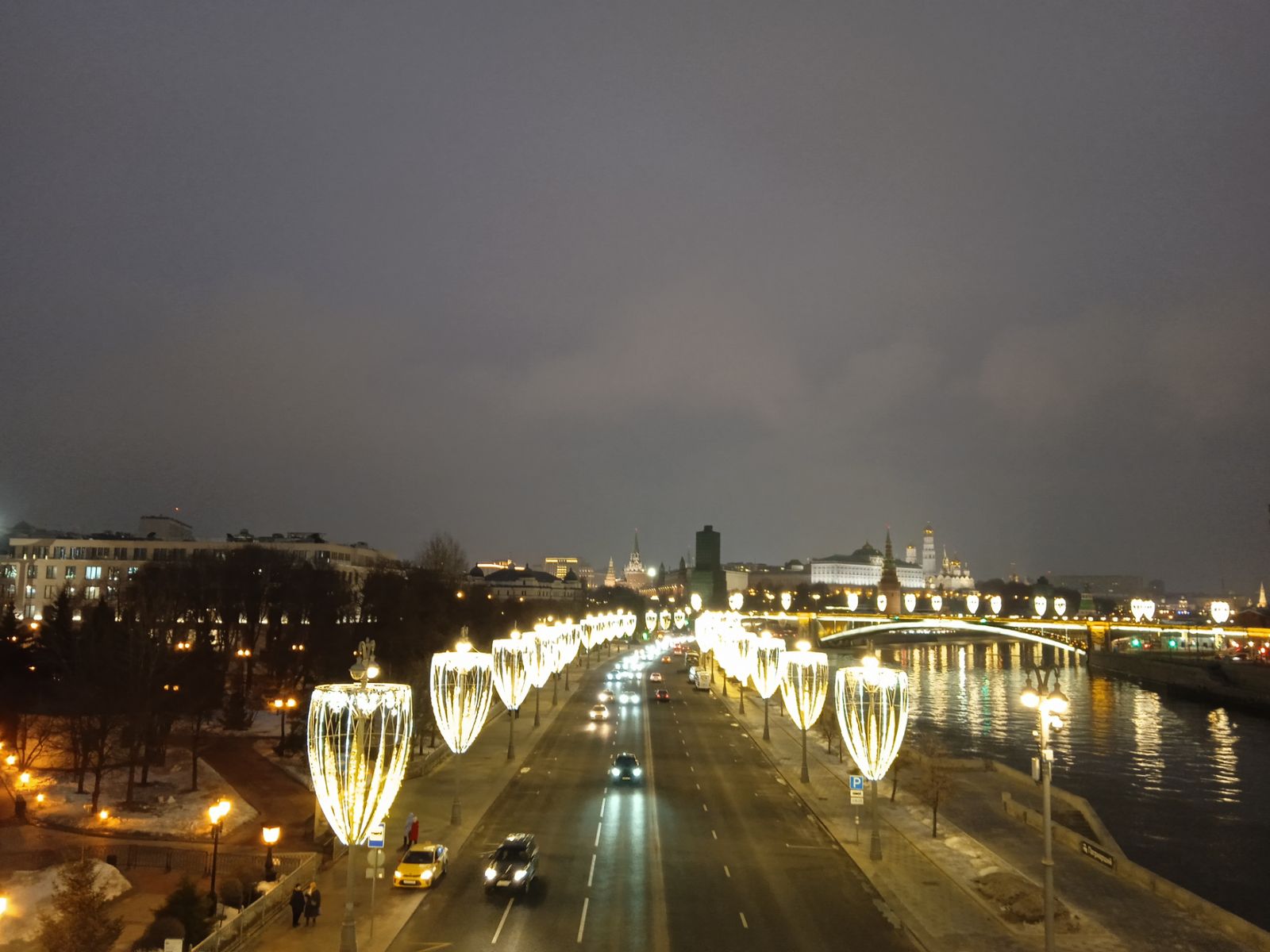 Панорама Пречистенской набережной с Патриаршего моста