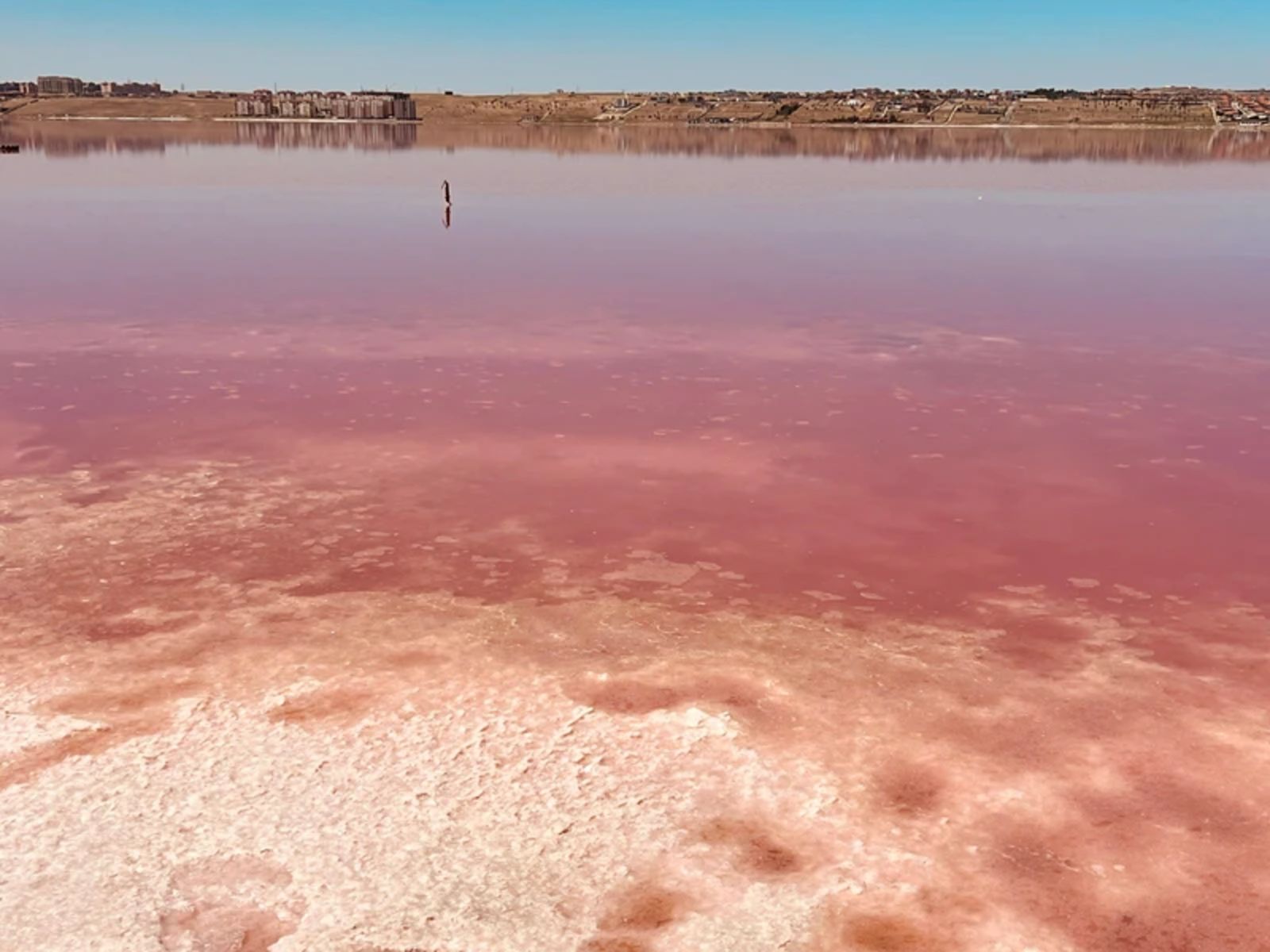 Вода цвета заката среди горных берегов