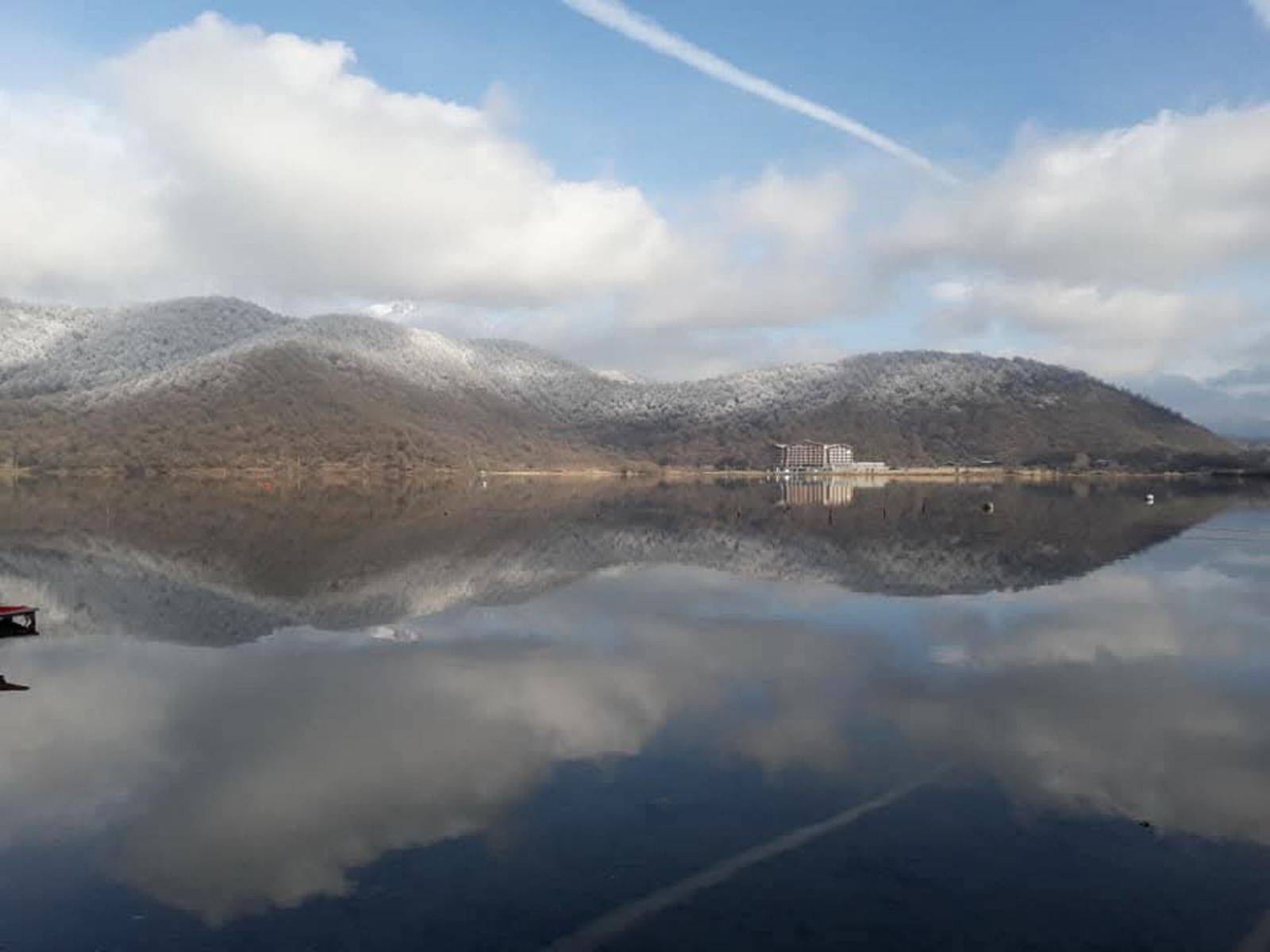 Спокойное озеро с потрясающими видами природы