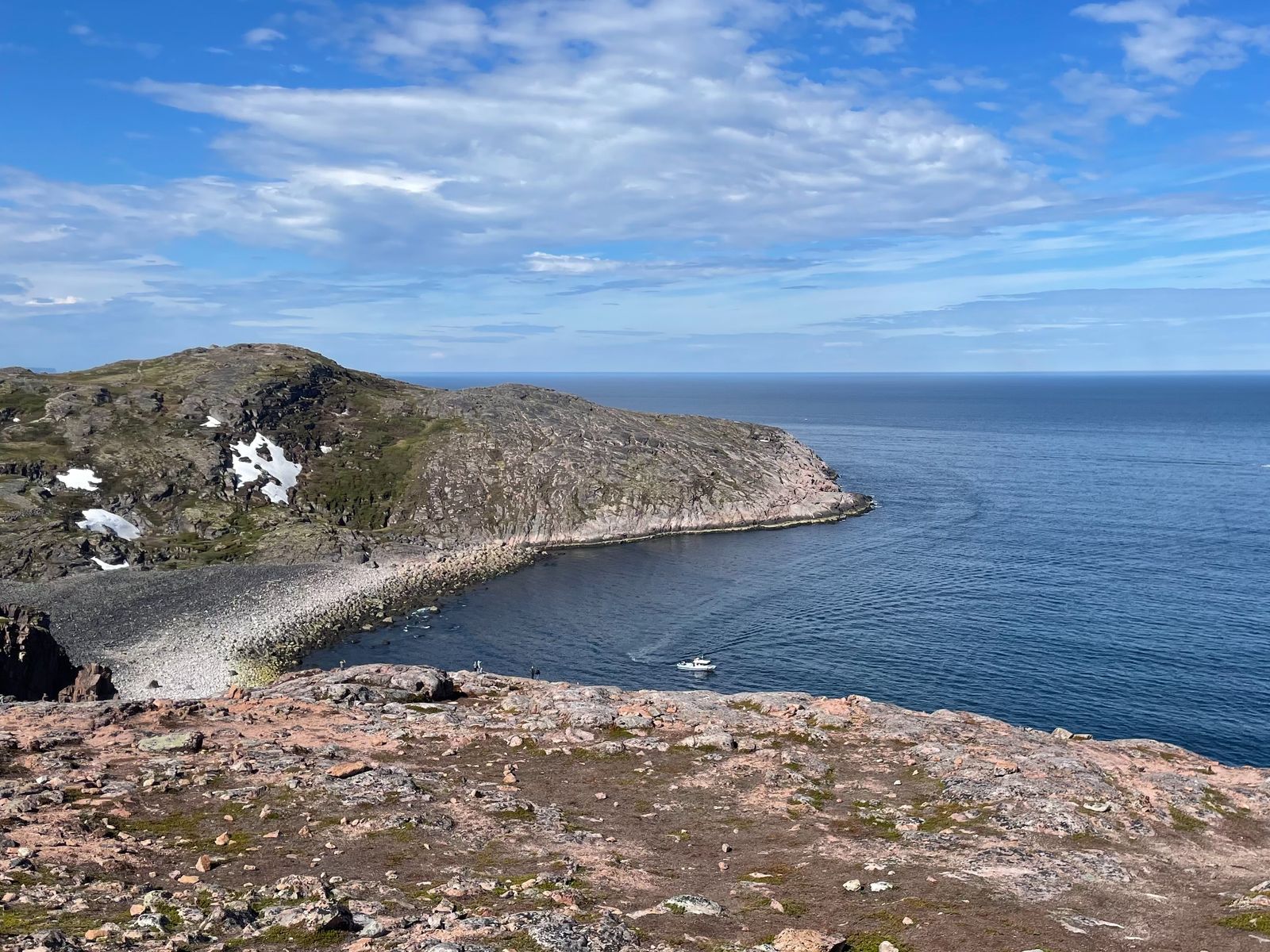 Бухта - каменный пляж, вид от поморского креста