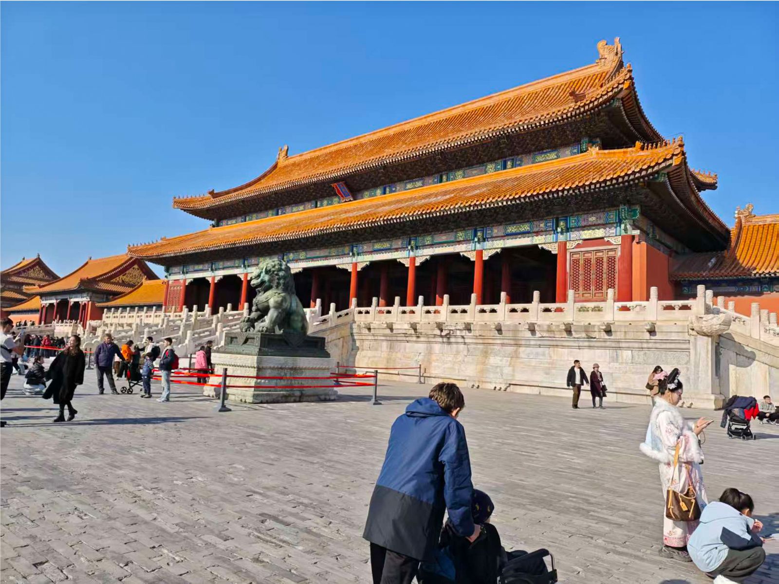 Бронзовые львы в Императорском дворце