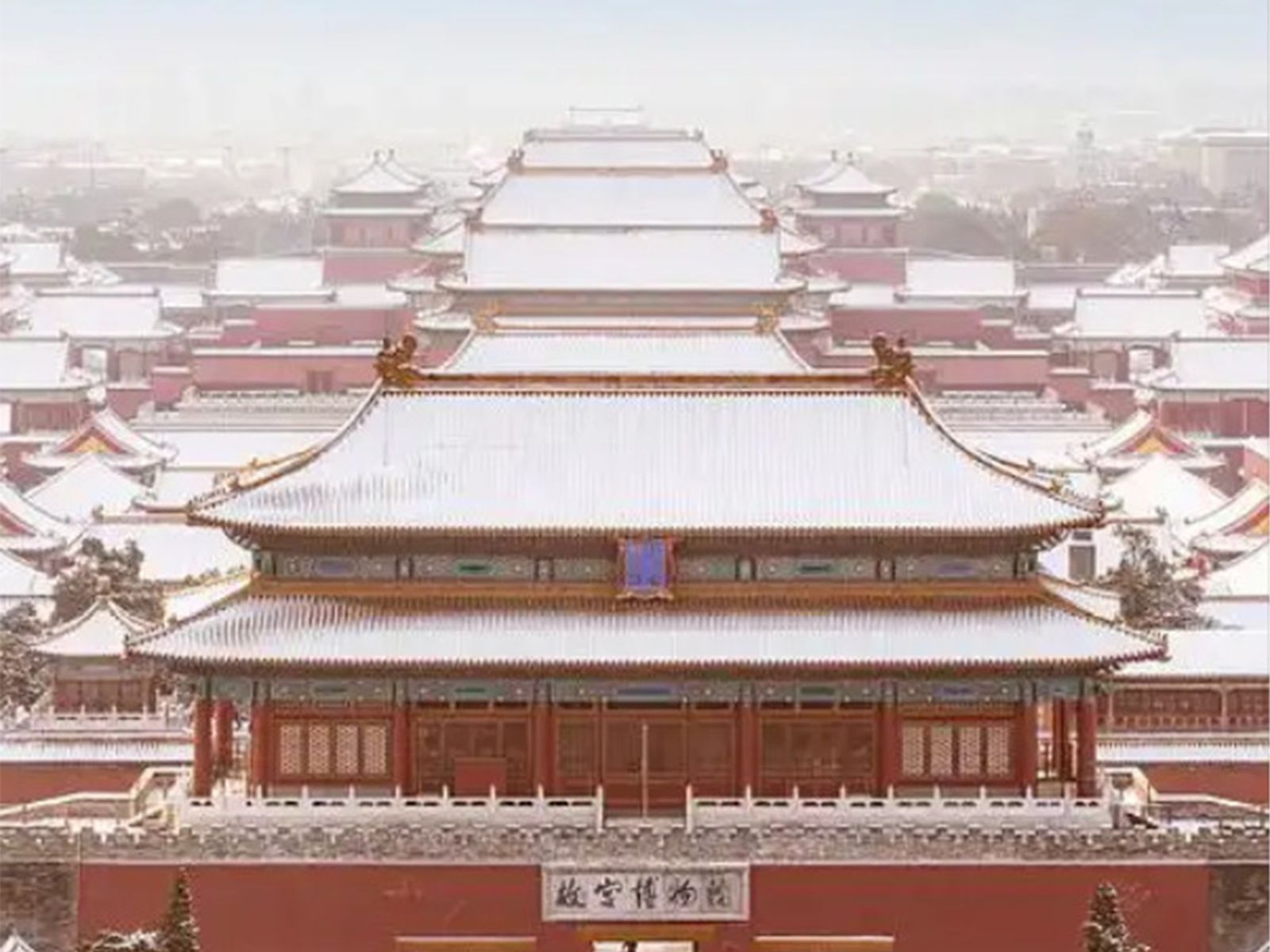 Дворец покрыт снегом