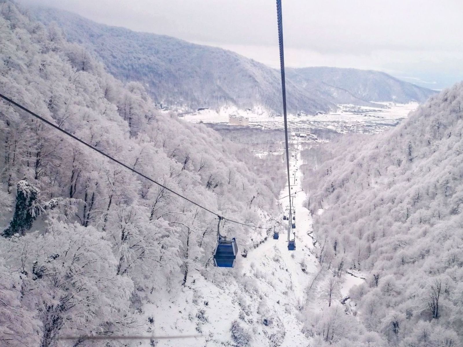 Подъём над пиками, покрытыми мягким снегом