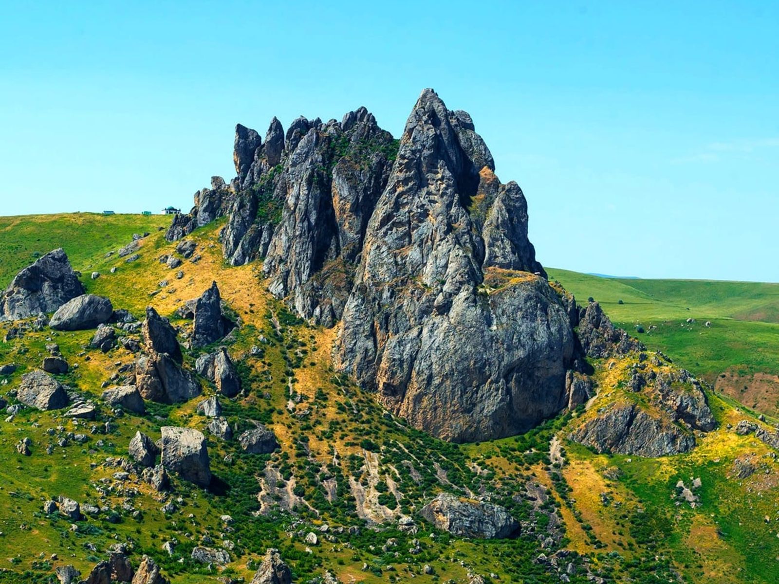 Скала, возвышающаяся над долиной