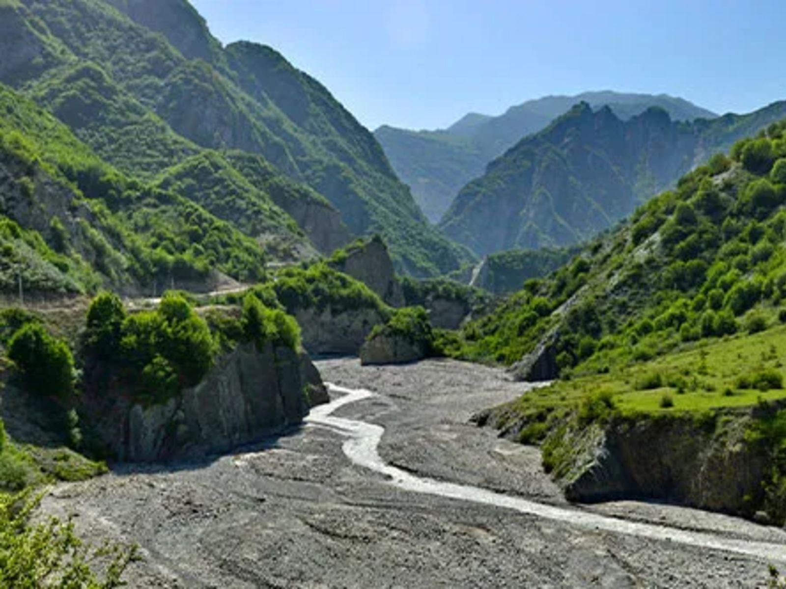Узкая река между высокими скалами