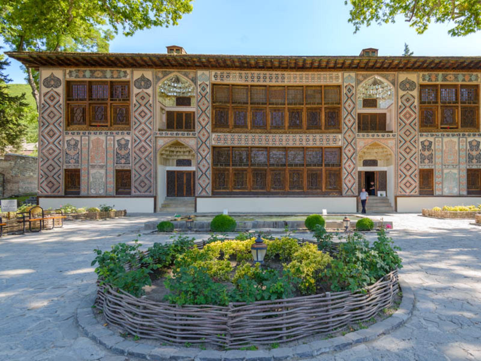 Яркий фасад с росписями и мерцающими витражами шебеке