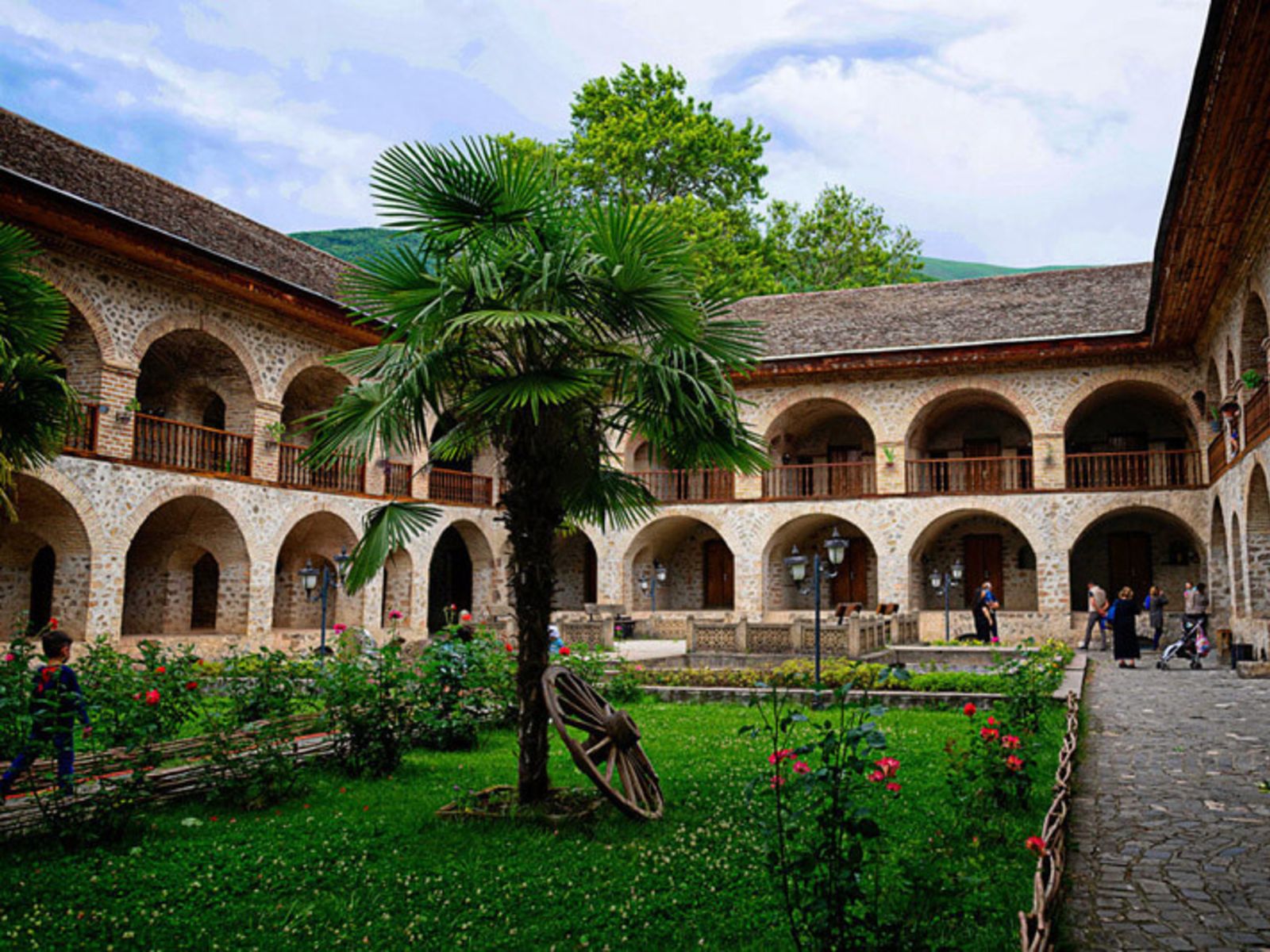 Уютный внутренний двор среди суровых каменных стен