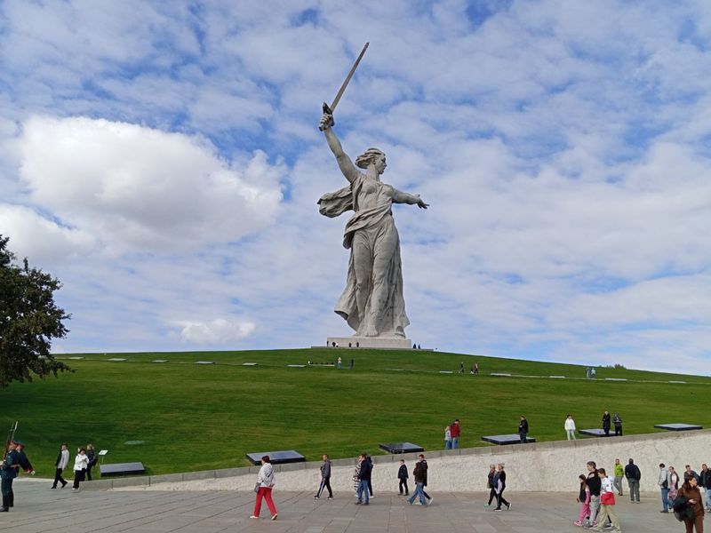 Индивидуальная экскурсия на Мамаев курган — Высота 102 - индивидуальная экскурсия в Волгограде пешком длительностью 2 часа с количеством участников до 2 человек цена экскурсии 5000₽