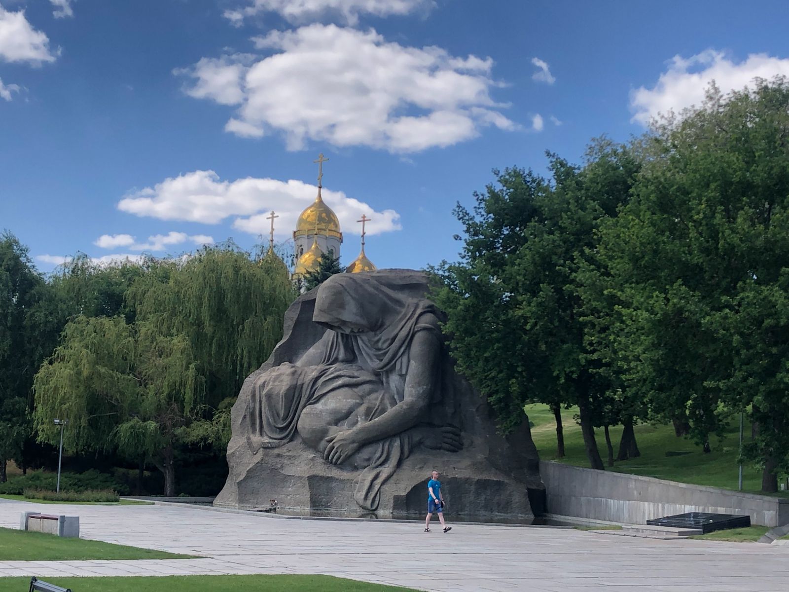 Монумент и храм