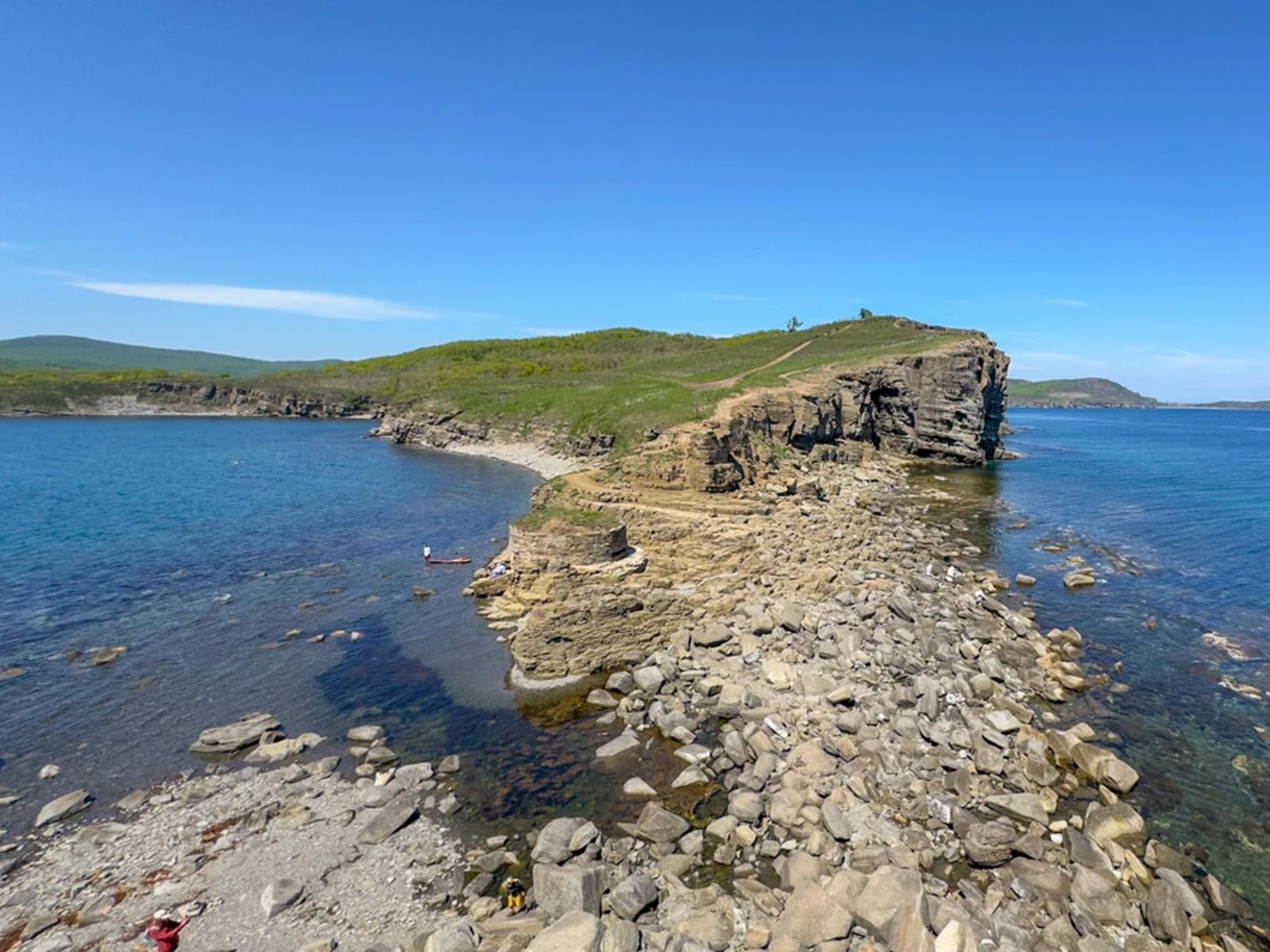 Базальтовое плато и военный каменно-бутовый ДОТ