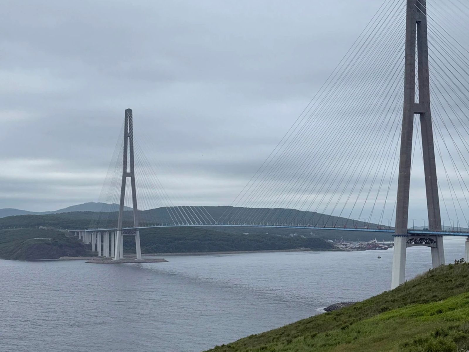 Величественный Русский мост и пролив Босфор Восточный - морские ворота во Владивосток