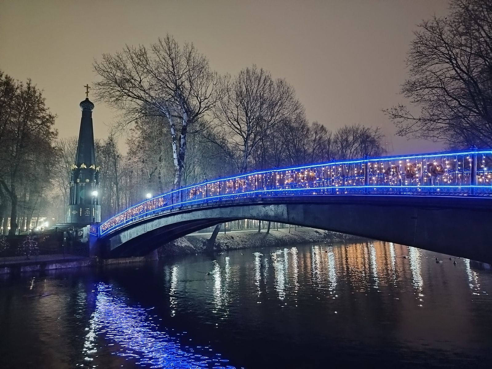 Горбатый мостик в Лопатинском саду и стела Адамини (памятник "Защитникам Смоленска 4-5 августа 1812 года")