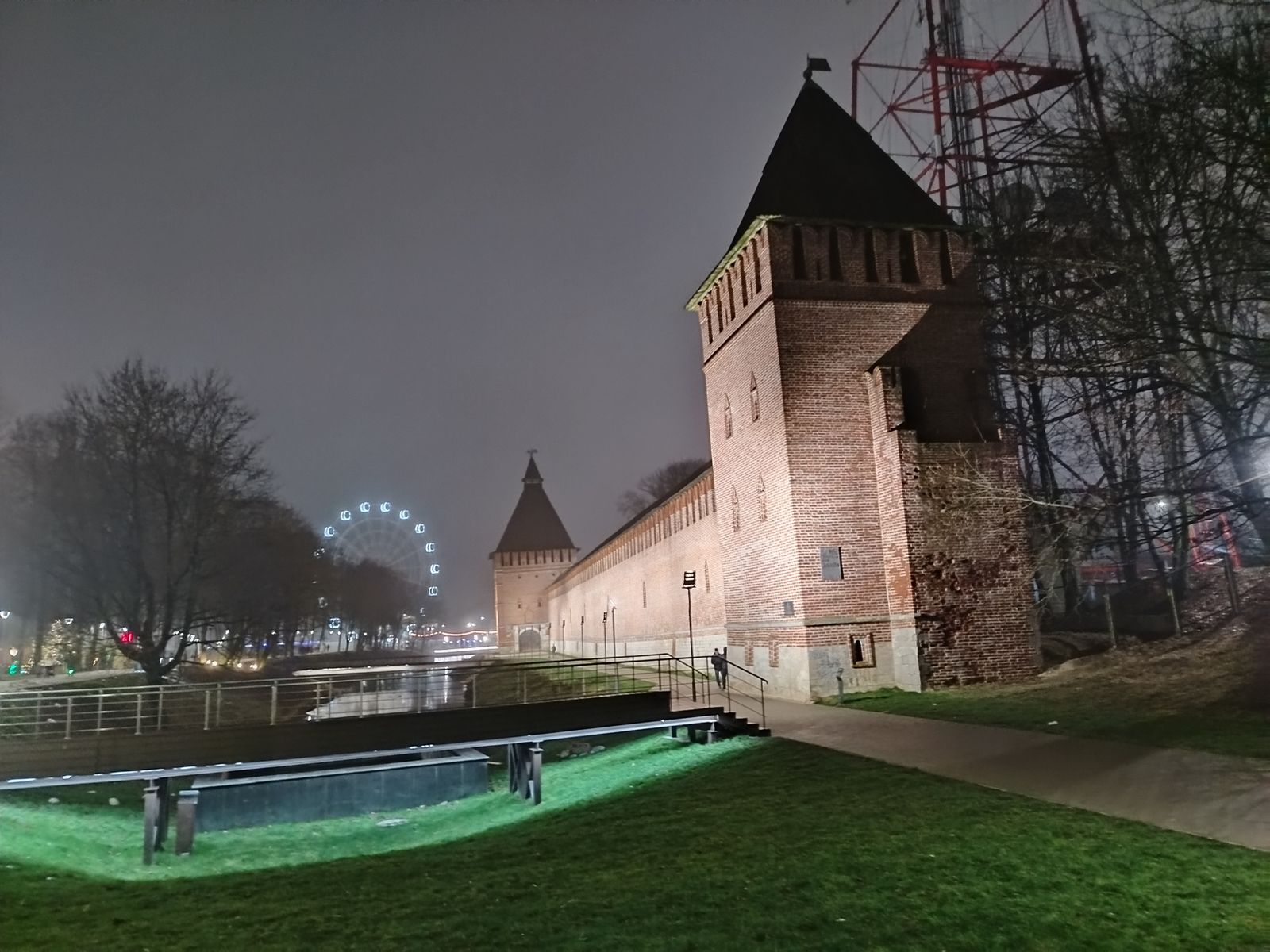 Сквер с участком Смоленской крепости и защитным рвом вдоль улицы Дзержинского