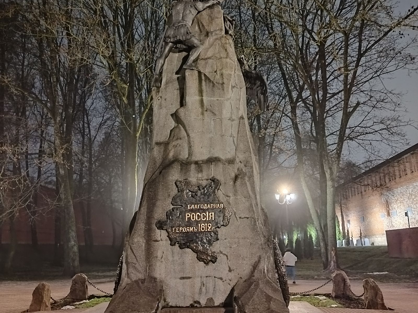 Памятник "С орлами" (Благодарная Россия Героям 1812 года) в сквере "Памяти Героев"  