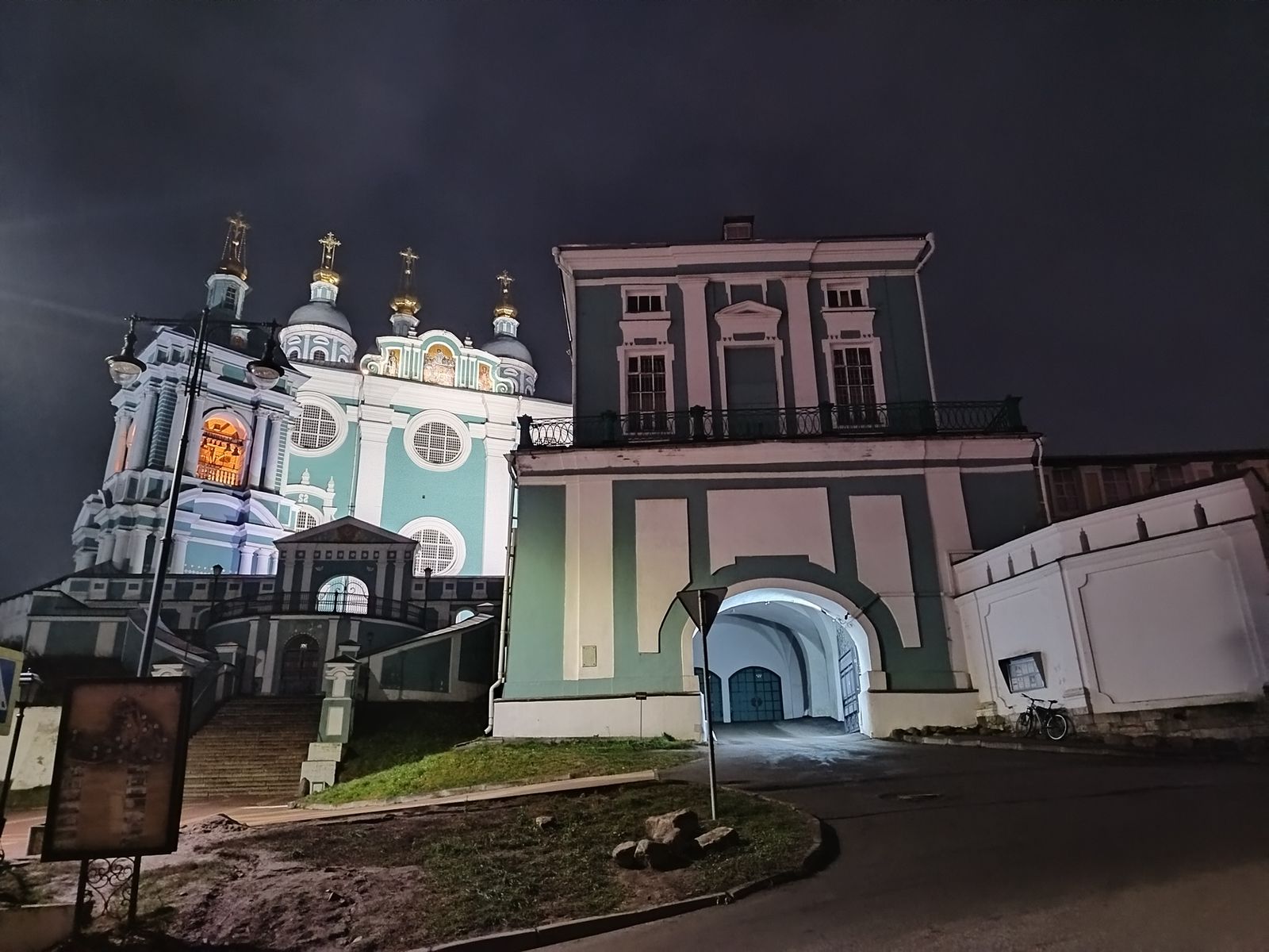 Вид на Богоявленский надвратный собор и Свято-Успенский кафедральный собор