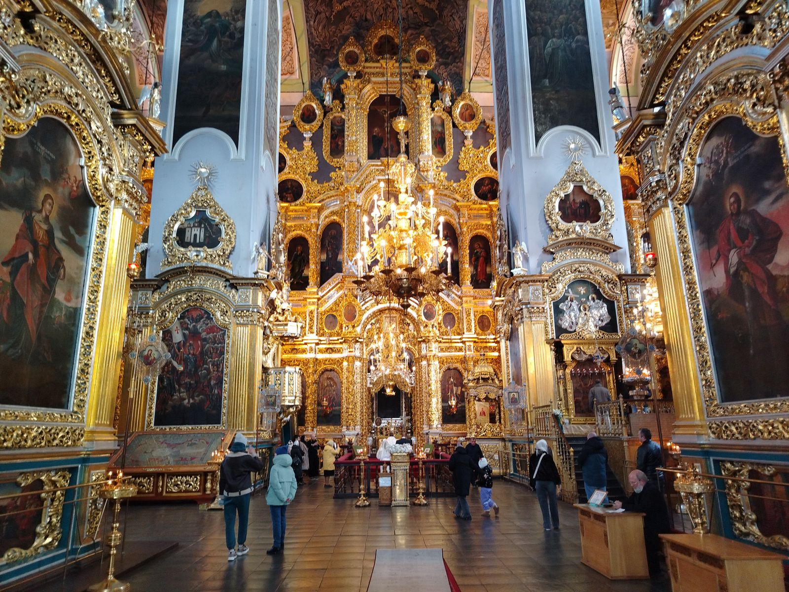 Резной золочено-посеребренный иконостас Свято-Успенского кафедрального собора  