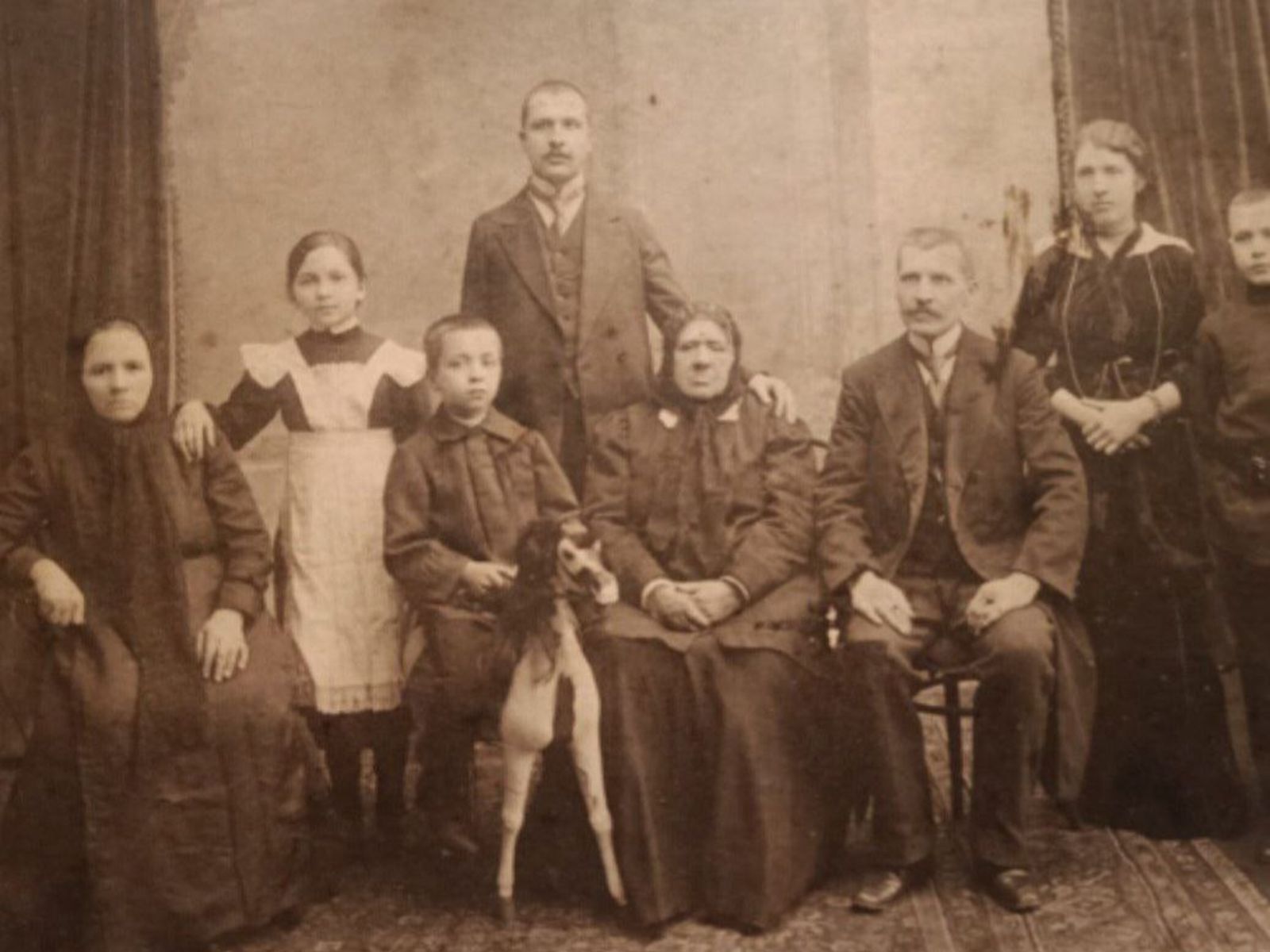 Нил Андреевич с семьей 