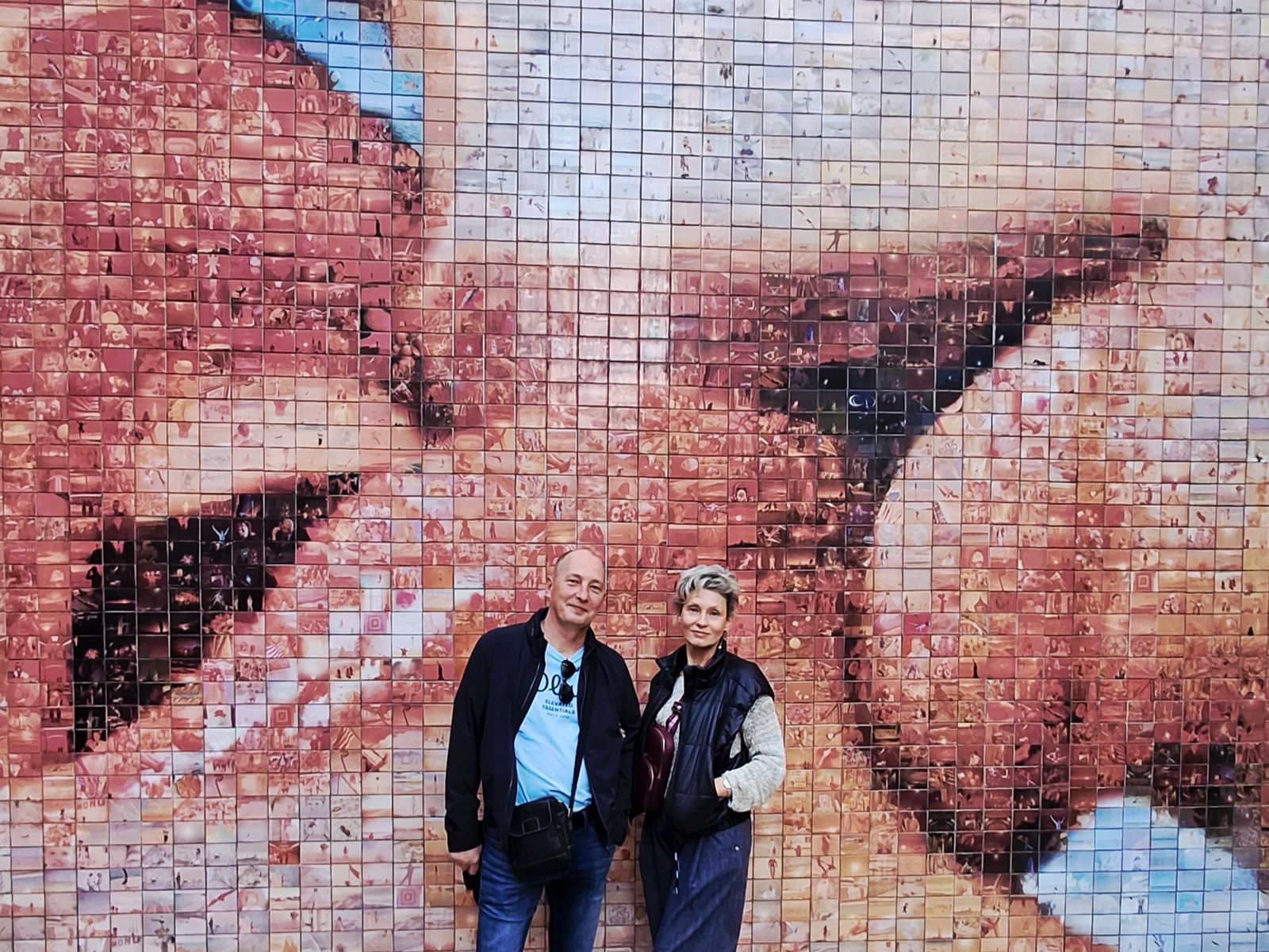 "Мир рождается в каждом поцелуе..."