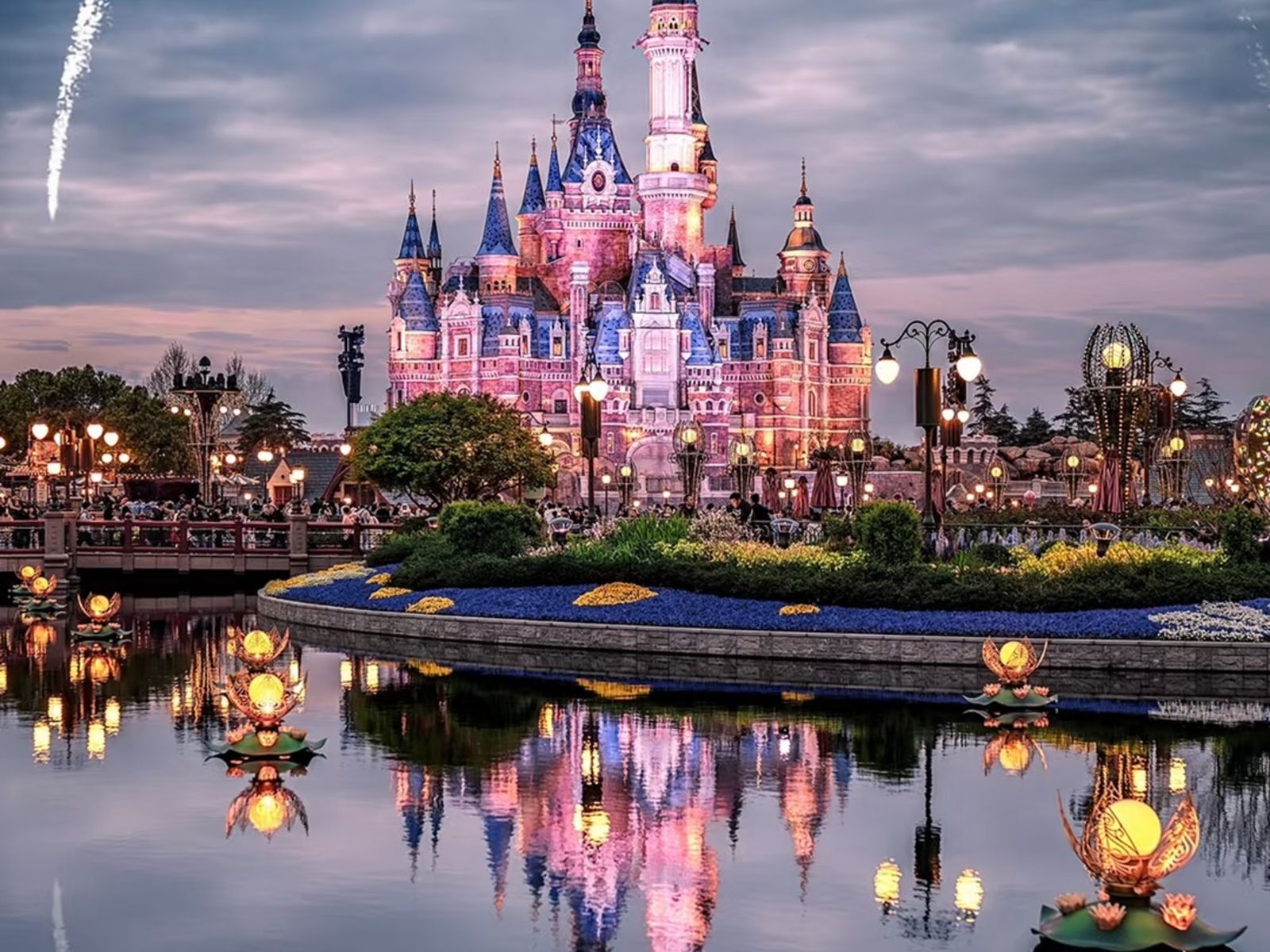 Замок Шанхайского Диснейленда ночью с отражением на воде — это поистине волшебное зрелище!