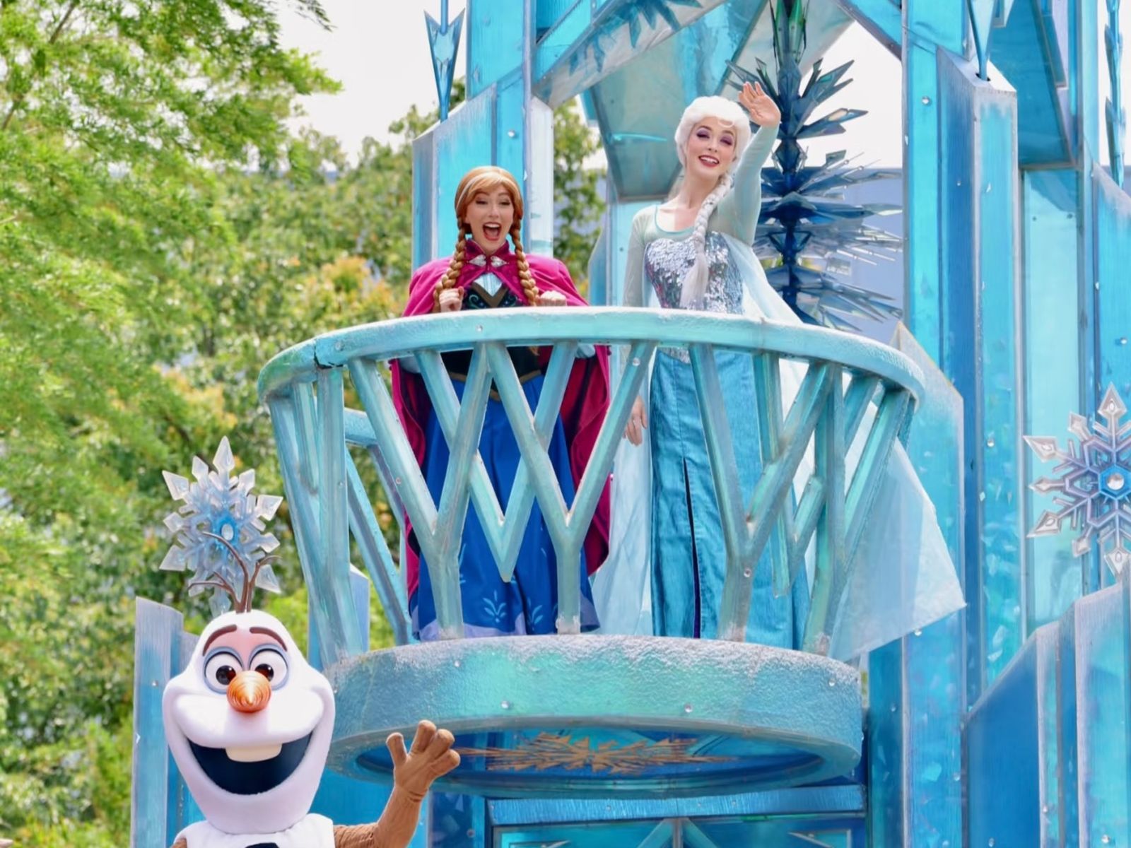 Парад с Анной и Эльзой из "Холодного сердца"