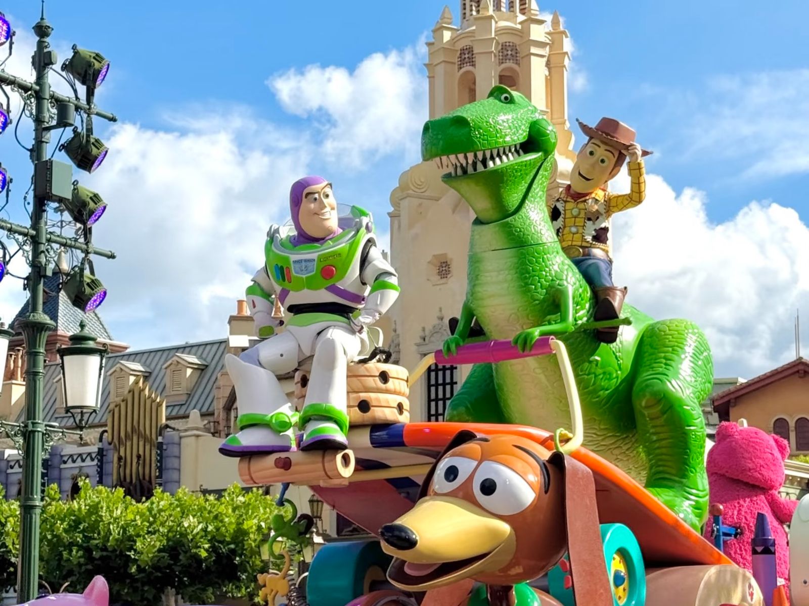 Парады с Вуди и Баззом Лайтером — это настоящий праздник для фанатов мультфильма «История игрушек»