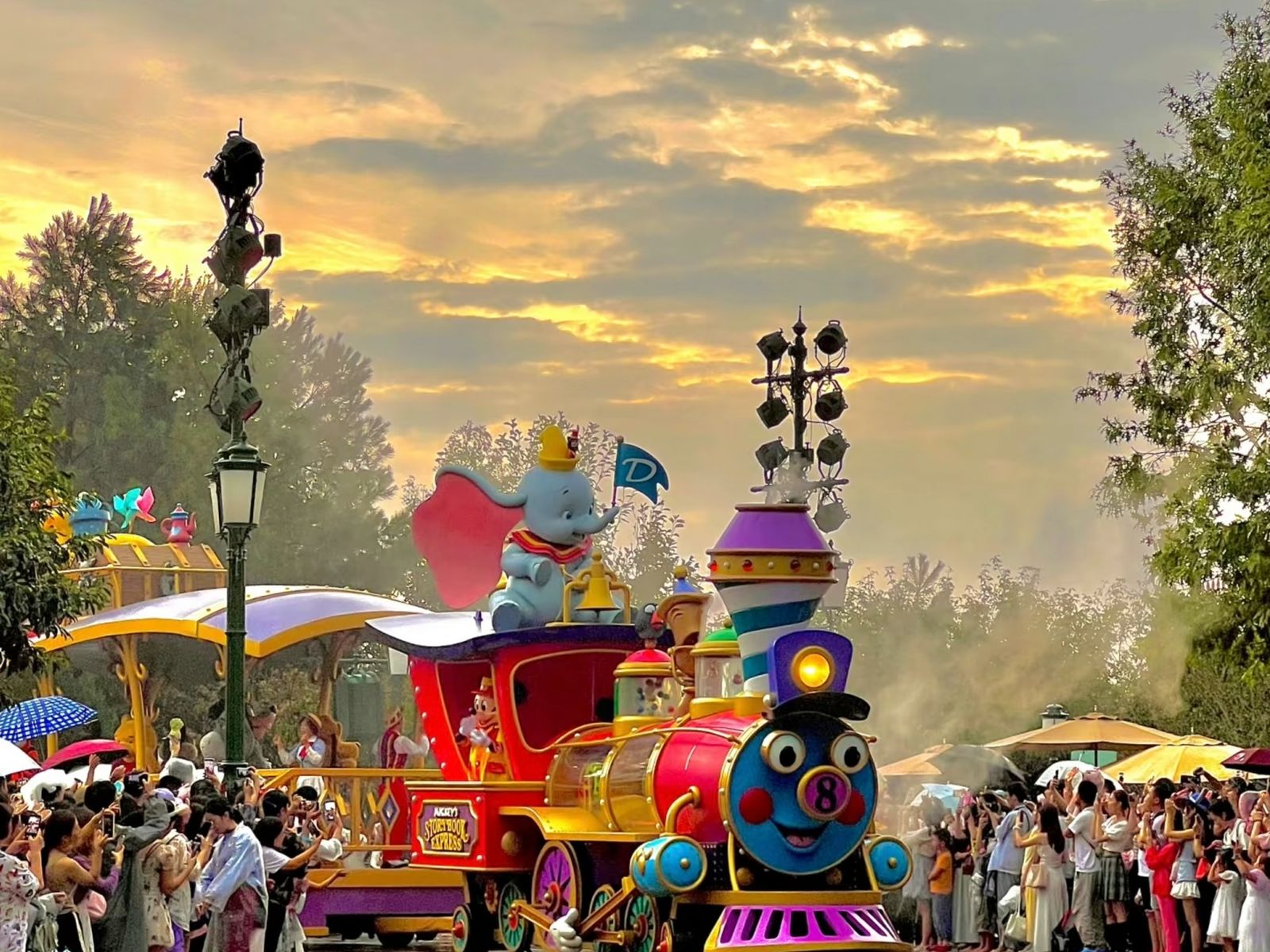 Главный дневной парад Шанхайского Диснейленда