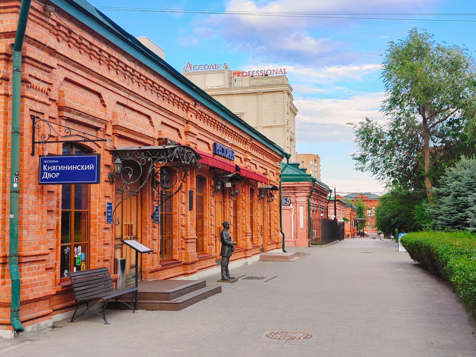 Торговые лавки на улице Академической