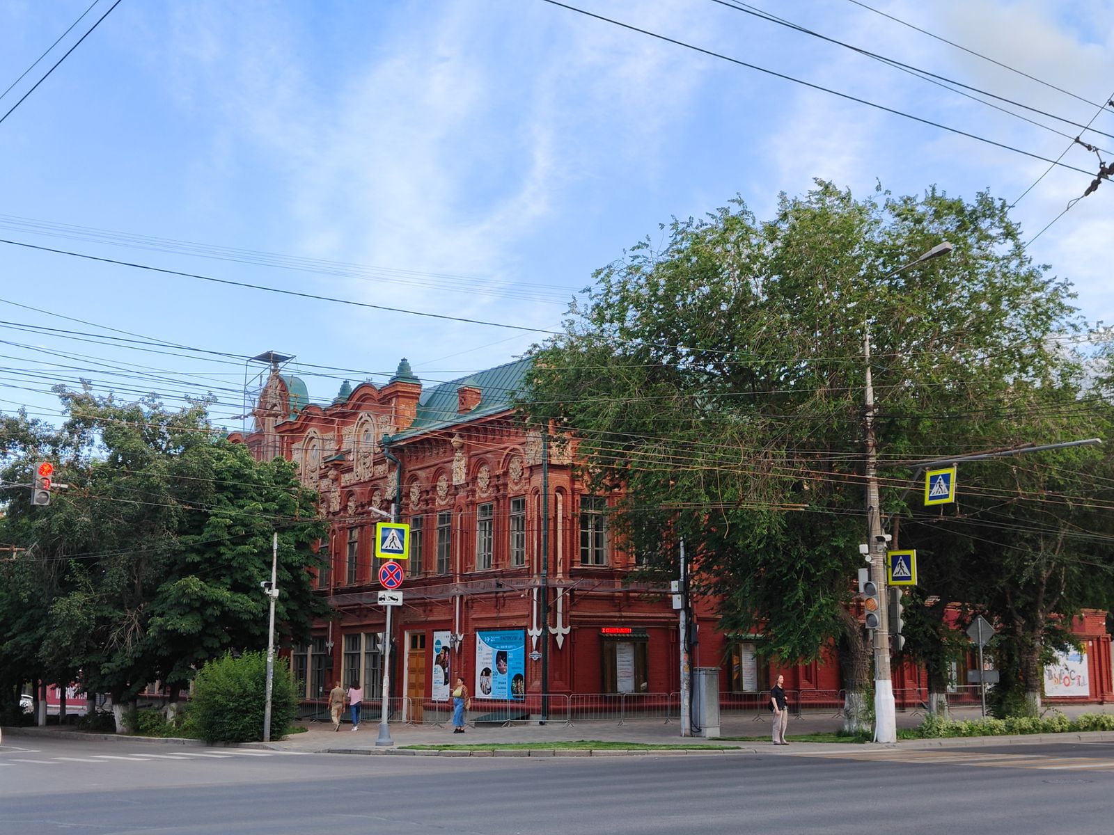 Здание областного казачьего театра ("дом с привидениями")