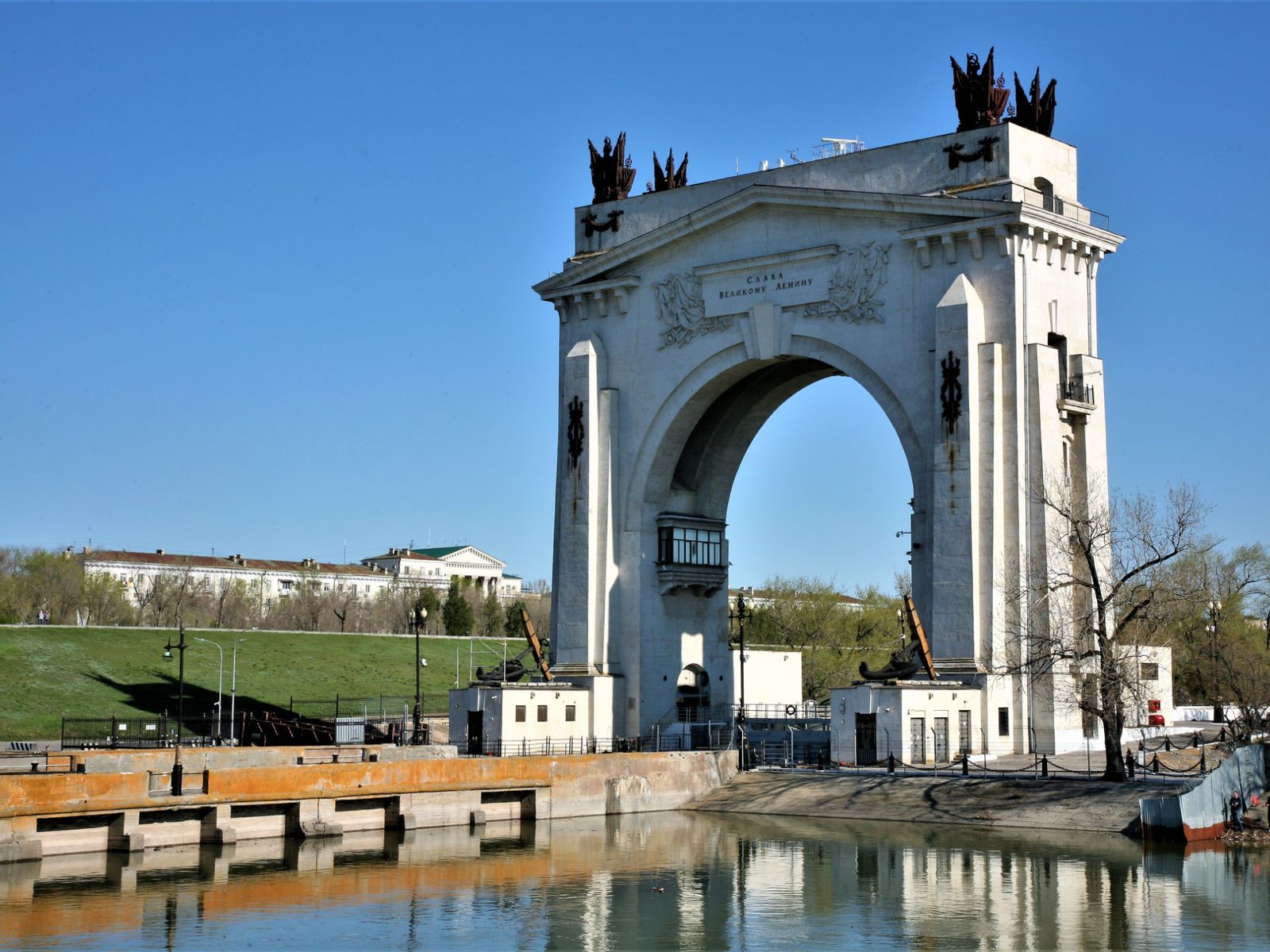 Парадкая арка шлюза №1 Волго-Донского судоходного канала