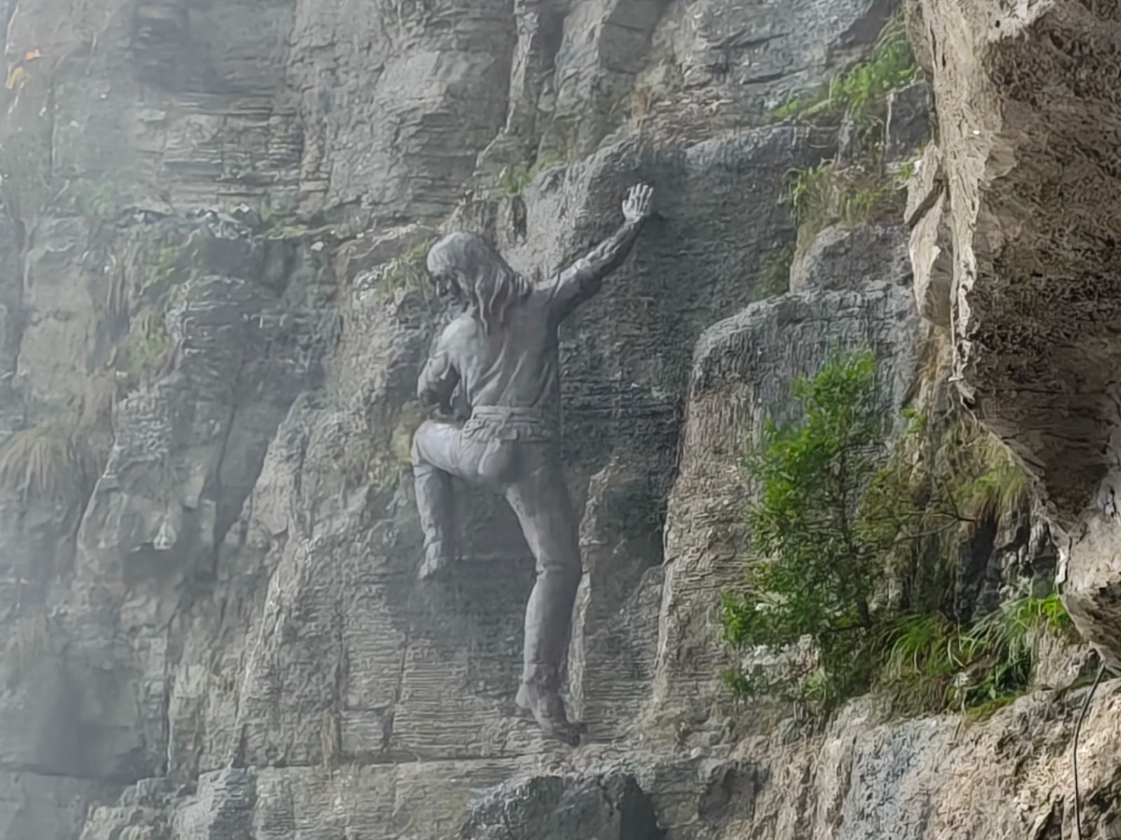 Альпинист Ален Робер (прозванный «Человеком‑пауком»)