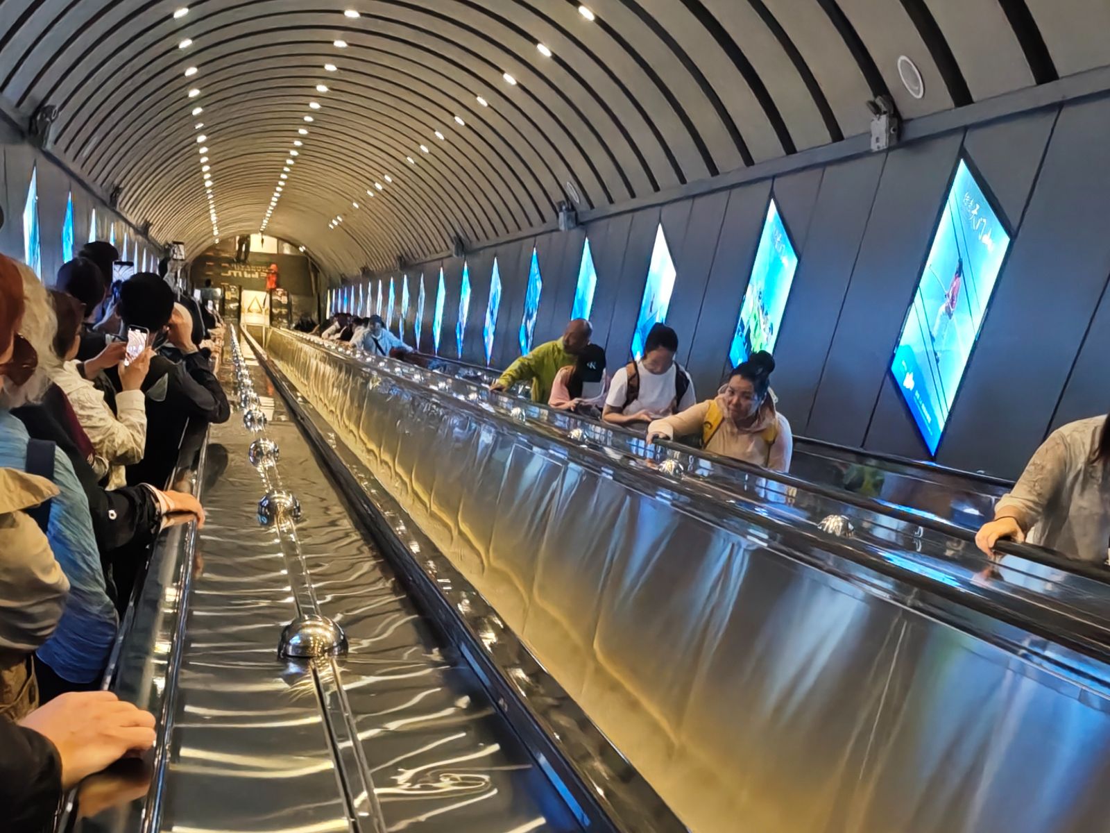 Спуск по эскалатору длиной 897 метров