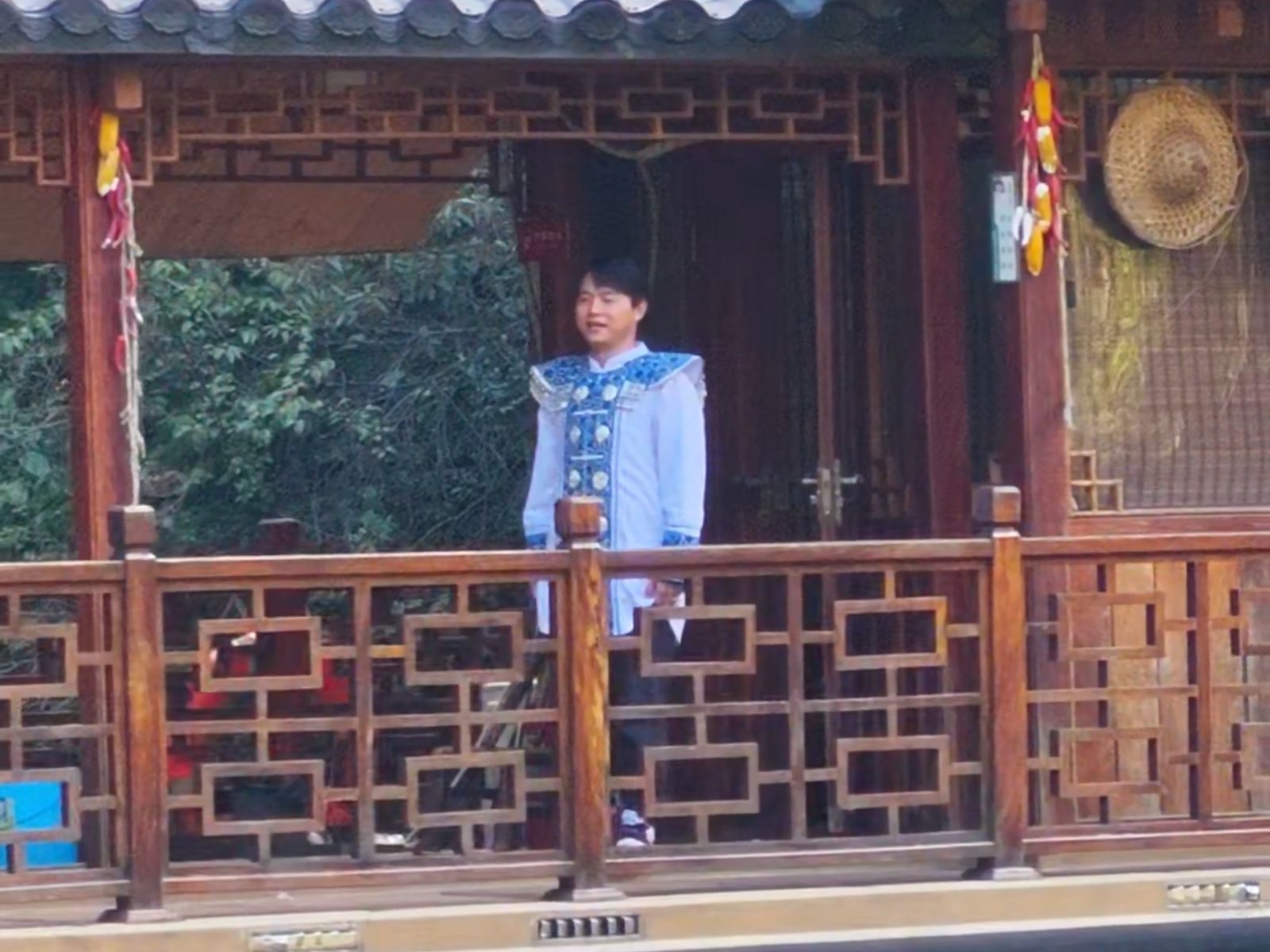 Местный мужчина поёт песни любимой девушке