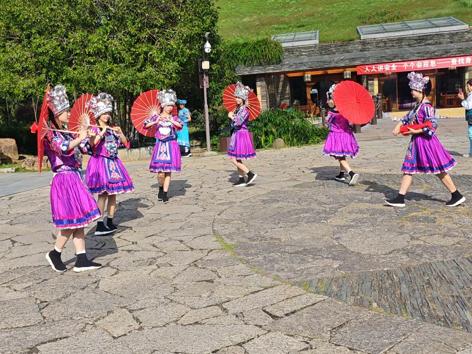 Национальные танцы перед входом в пещеру